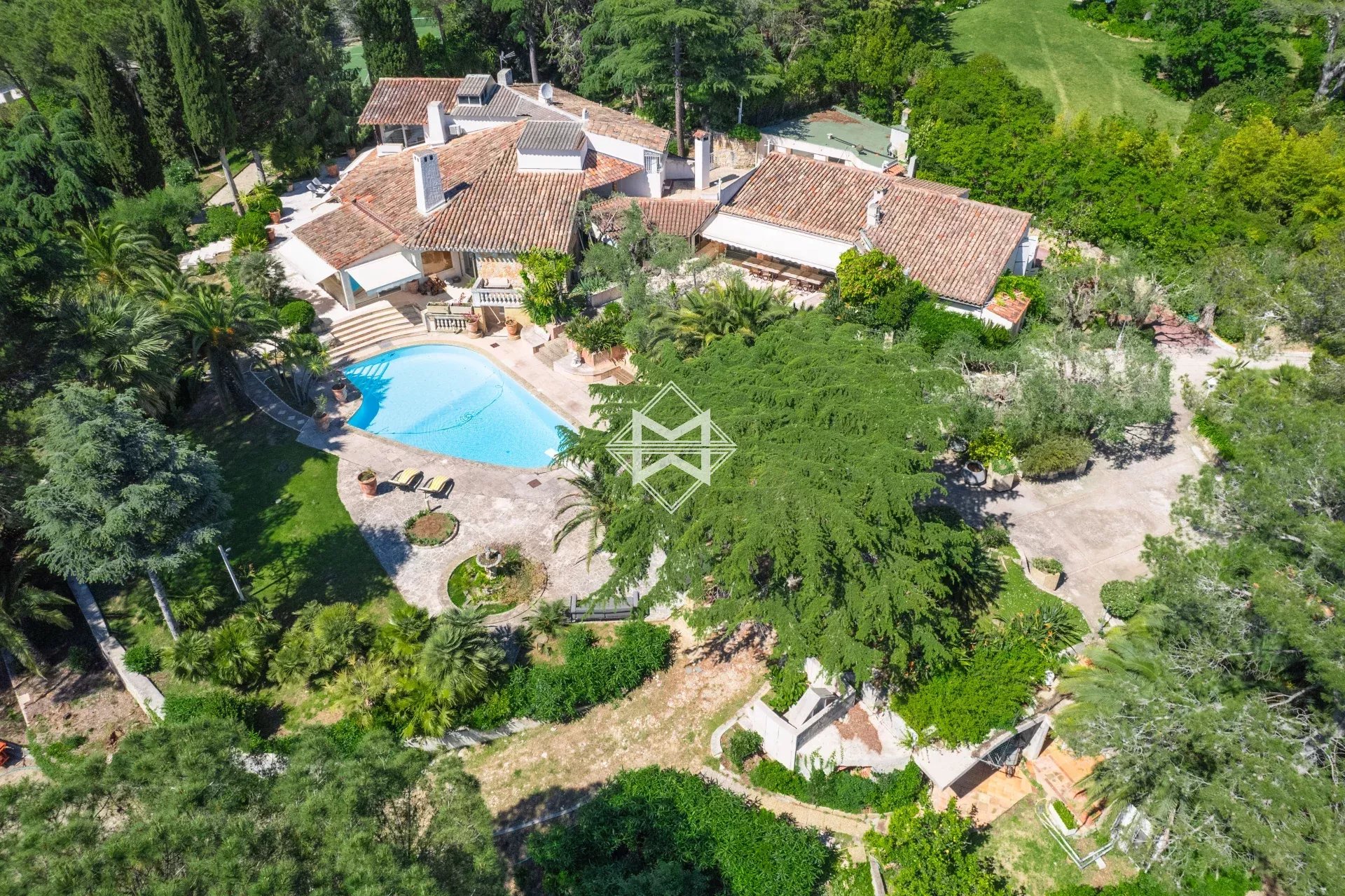 06250 MOUGINS VILLA