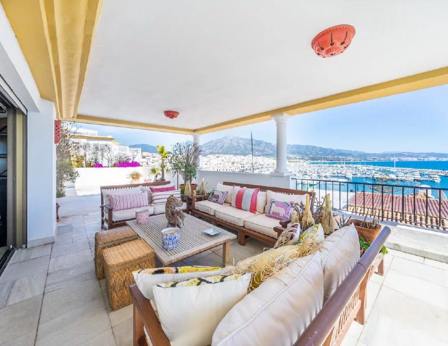 SUPERBE PENTHOUSE DUPLEX LUXUEUX EN BORD DE MER DANS LE FABULEUX PUERTO BANUS, MARBELLA