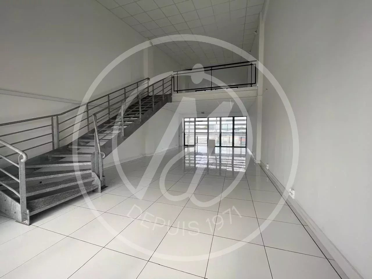 À louer  Local étage de 118 m2 à Jarry  2 124 €/mois + charges