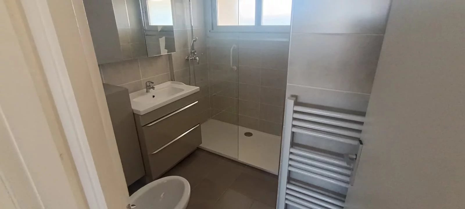 Agréable deux pièces, dernier étage,  à 2 pas de la mer