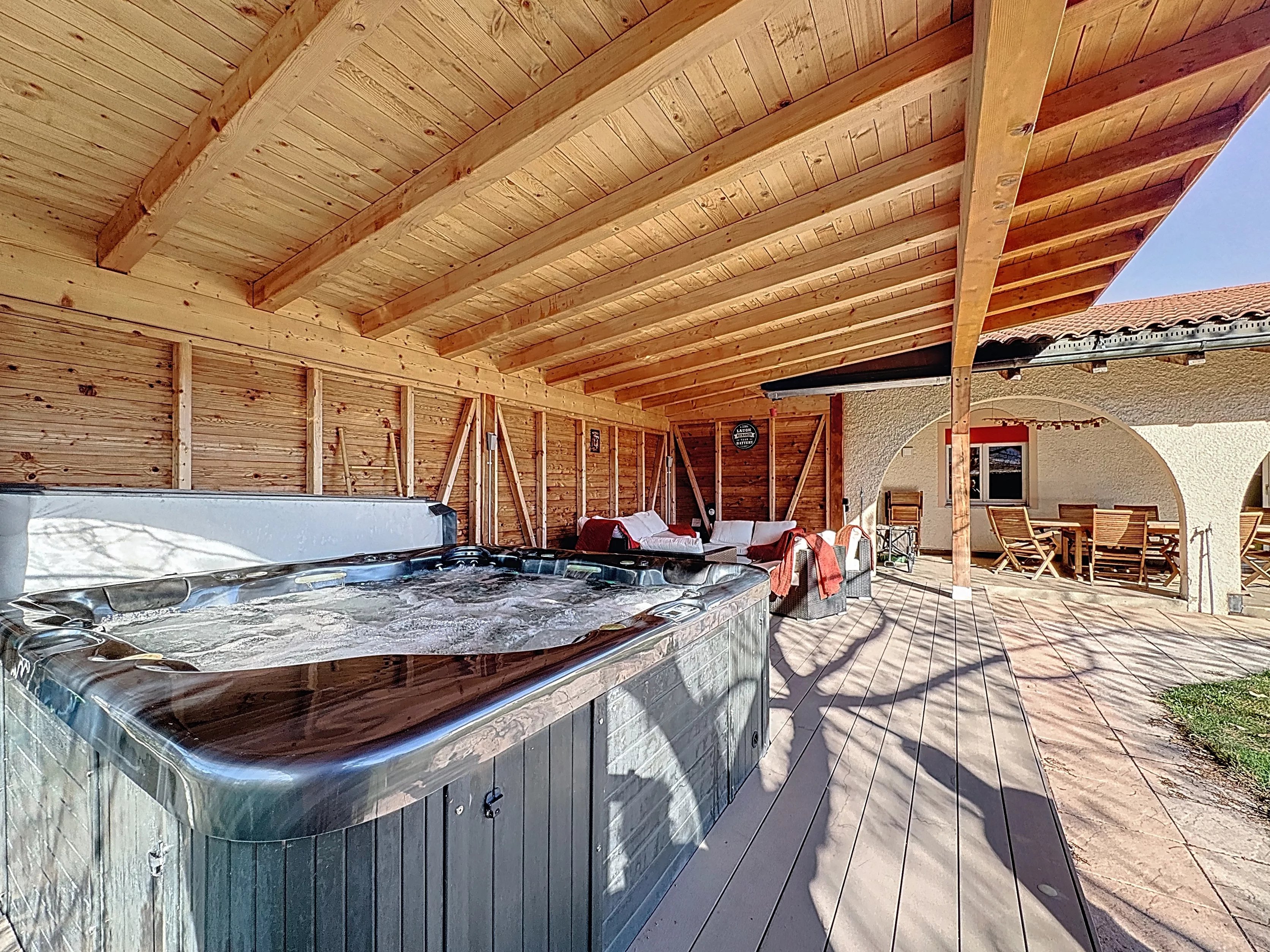 Spacieuse villa au calme, terrasse et jacuzzi