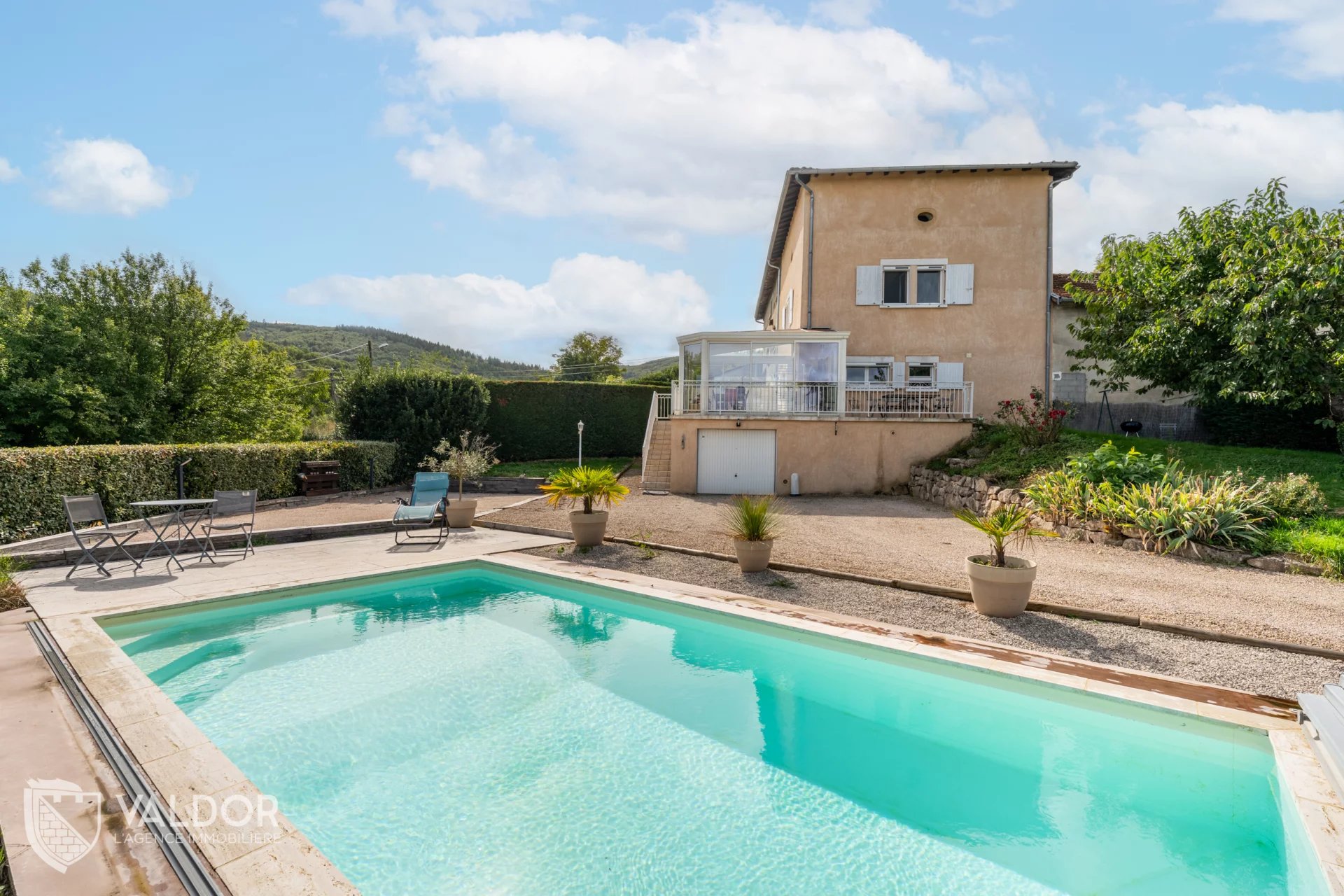 Maison de Charme avec Piscine à Sourcieux-les-Mines