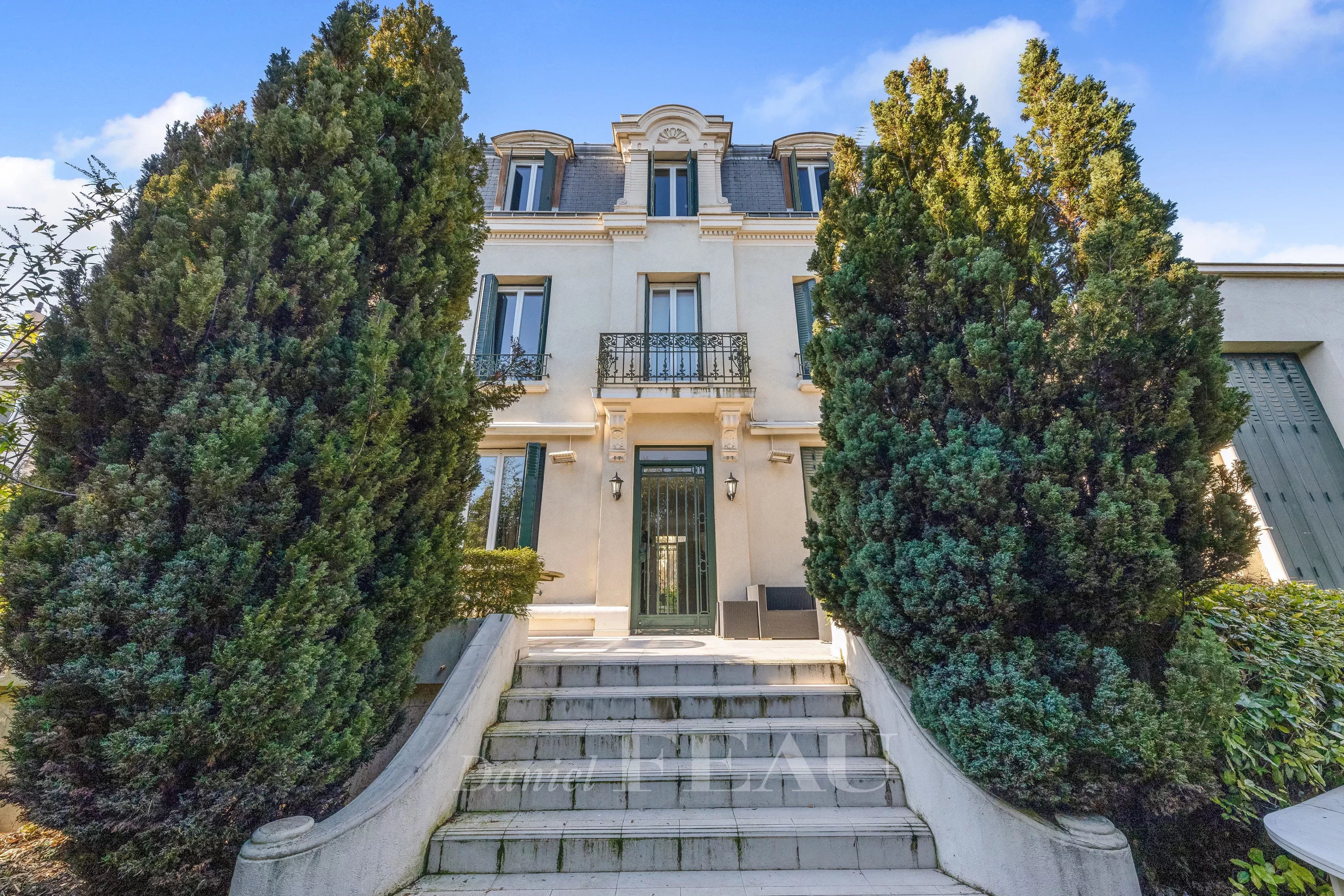 Suresnes – A superb period property with a garden