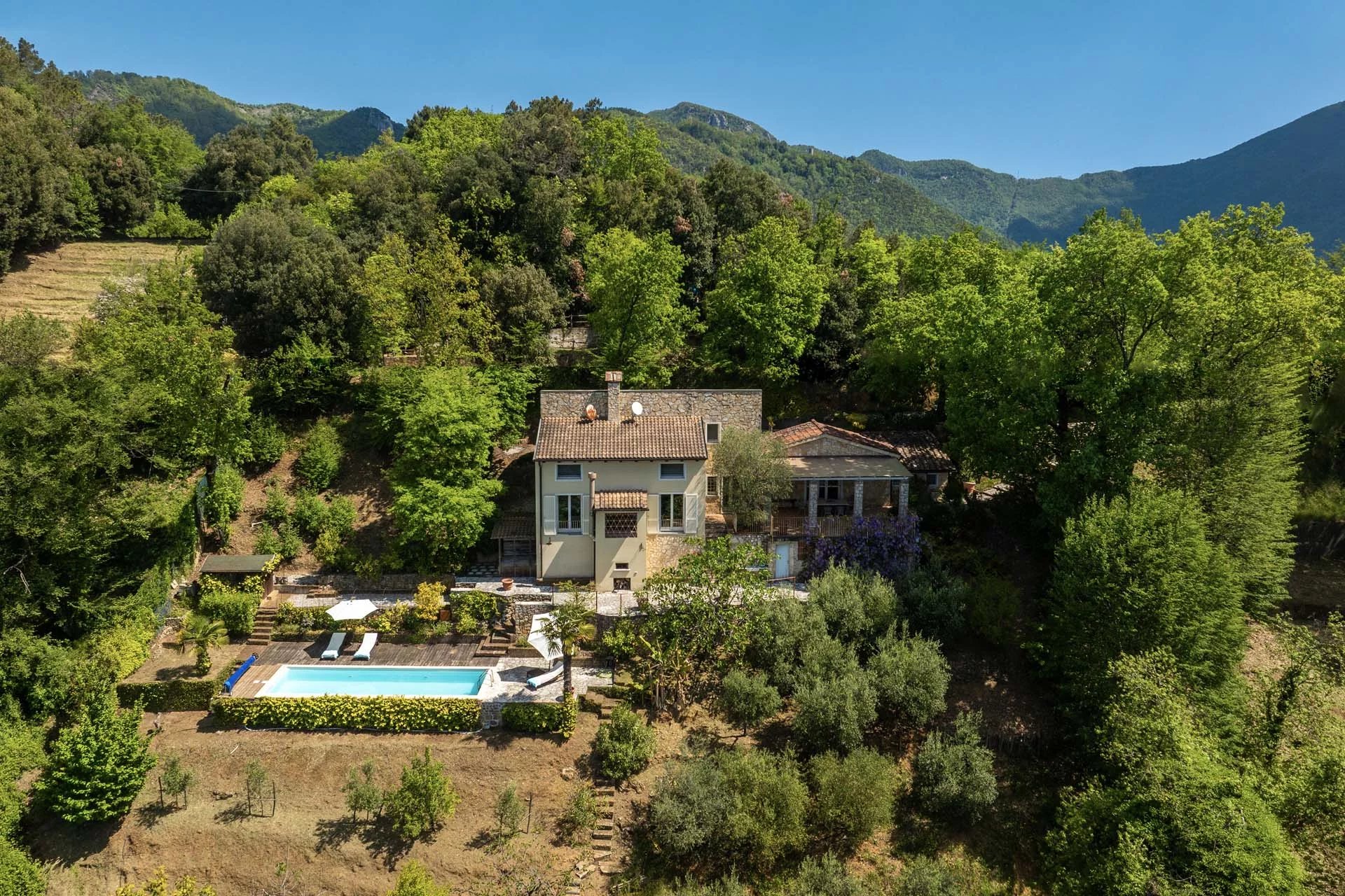 VILLA VISTA MARE CON PISCINA IN VENDITA A PIETRASANTA, VERSILIA