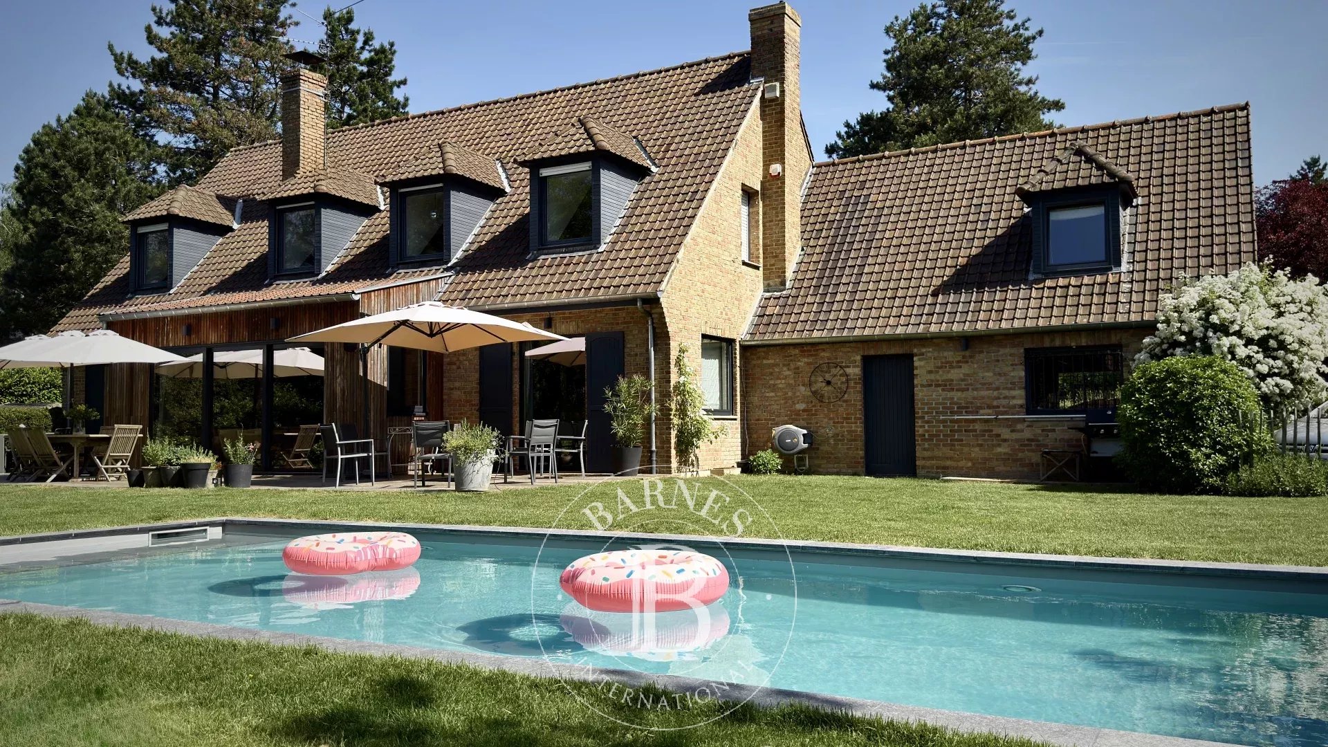 Maison familiale avec piscine &agrave; vendre &agrave; Croix