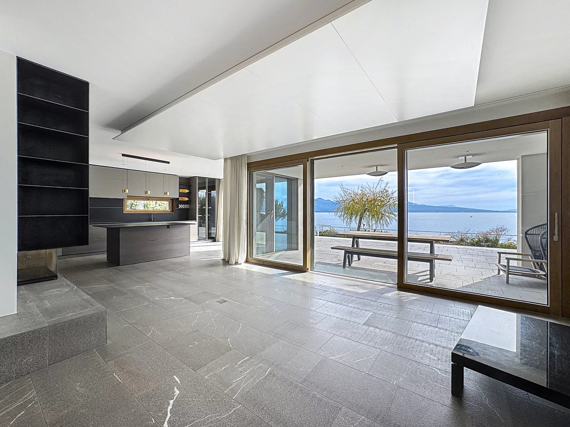 Villa d'exception en première ligne du lac !