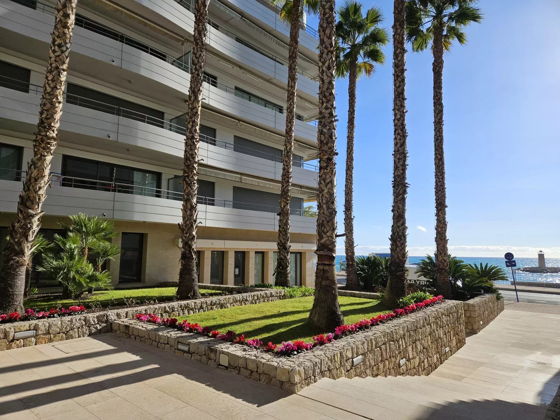 MENTON GARAVAN – HAMBURY PALACE – DEUX PIÈCES AVEC PARKING ET CAVE