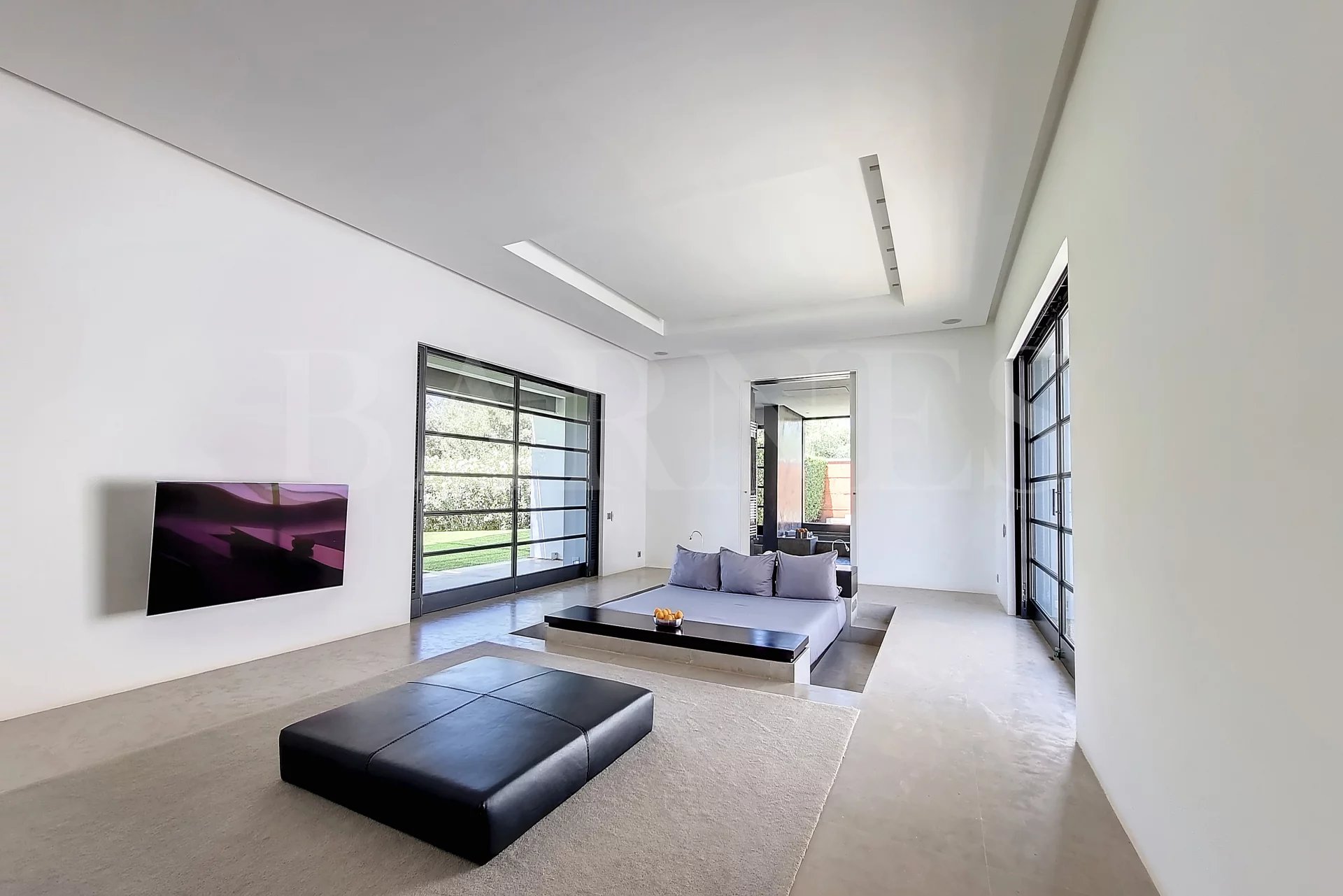 Magnificent contemporary villa on a 4-hectare landscaped park.