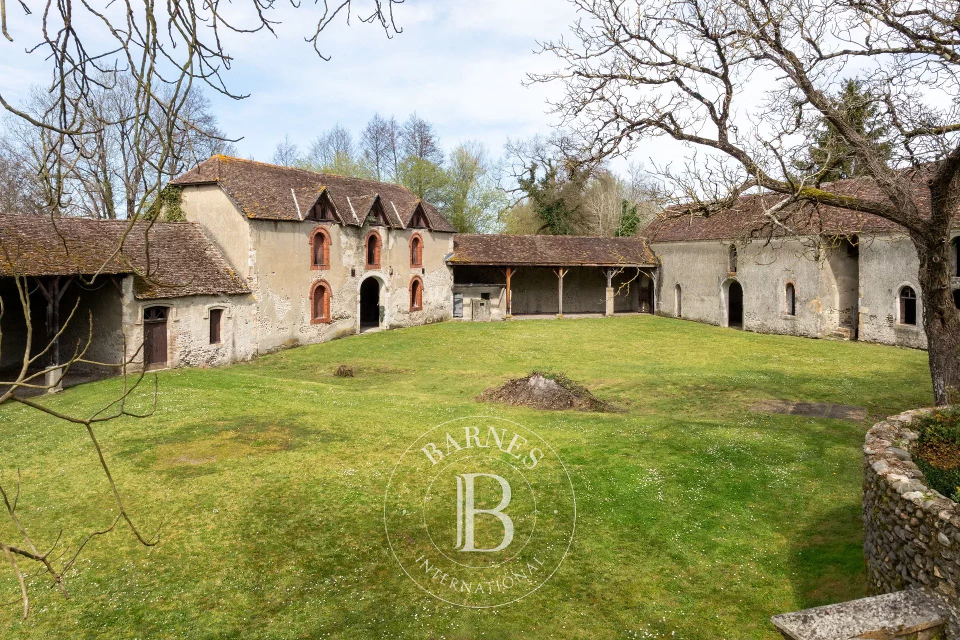 RENAISSANCE CHATEAU WITH LARGE OUTBUILDINGS NEAR ORTHEZ - picture 40