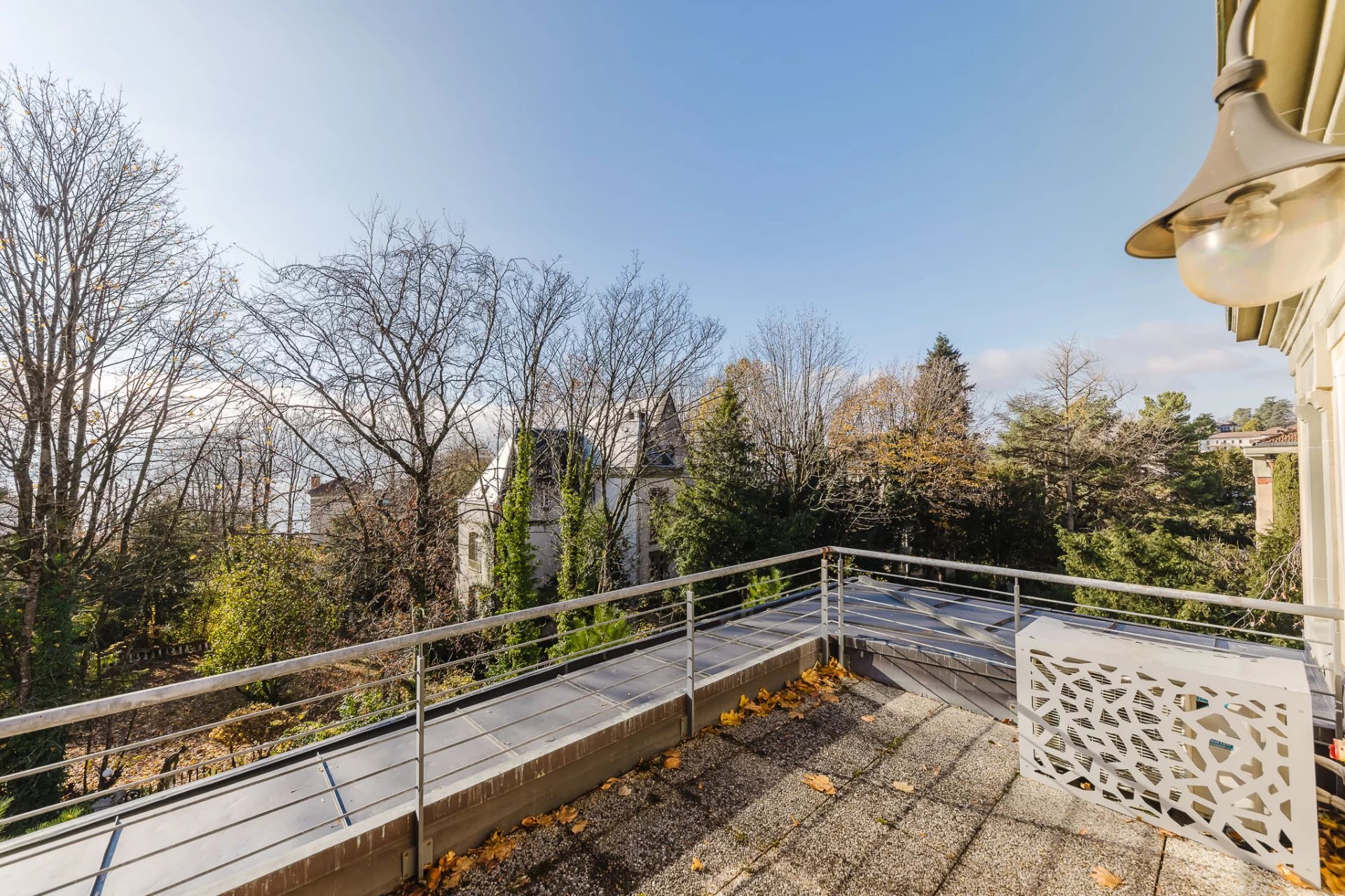 Magnifique Hôtel Particulier, jardin enchanteur, à deux pas du lac