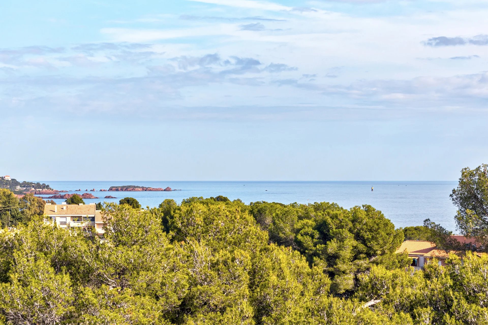 SAINT-RAPHAEL - DRAMONT: Stunning 2-bedroom, top floor, sea and mountain view