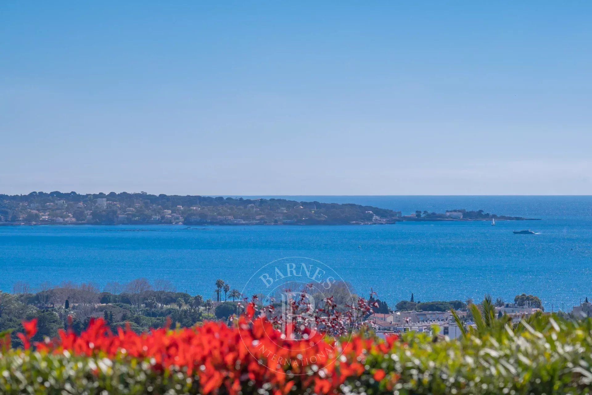 GOLFE JUAN - CONTEMPORARY VILLA - PANORAMIC SEA VIEW