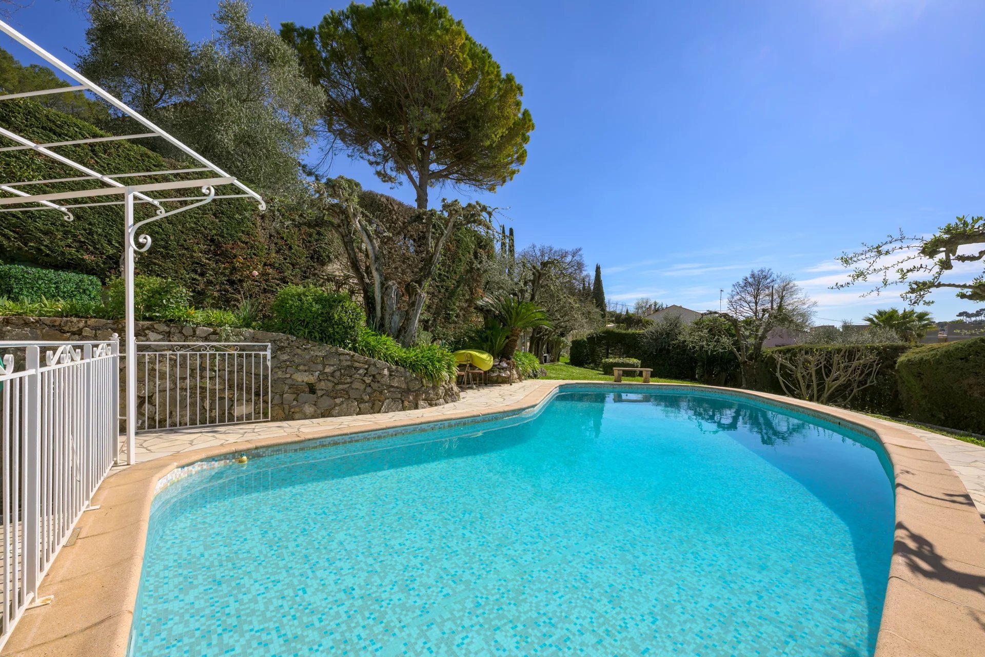 MOUGINS – SOUGHT-AFTER AREA – WALKING DISTANCE TO SHOPS - picture 3