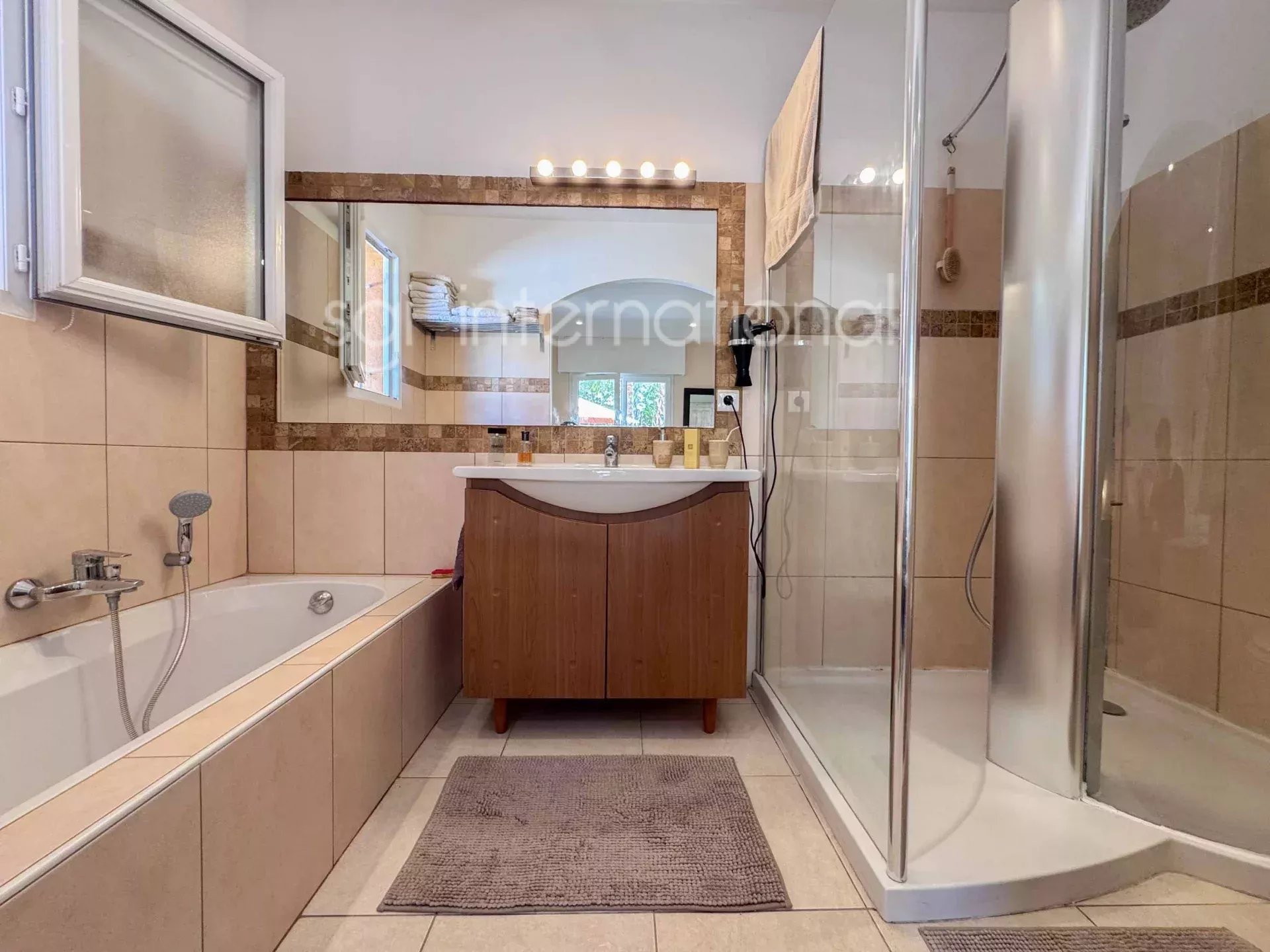 Sainte-Maxime: magnificent villa 1.5km from the town center.