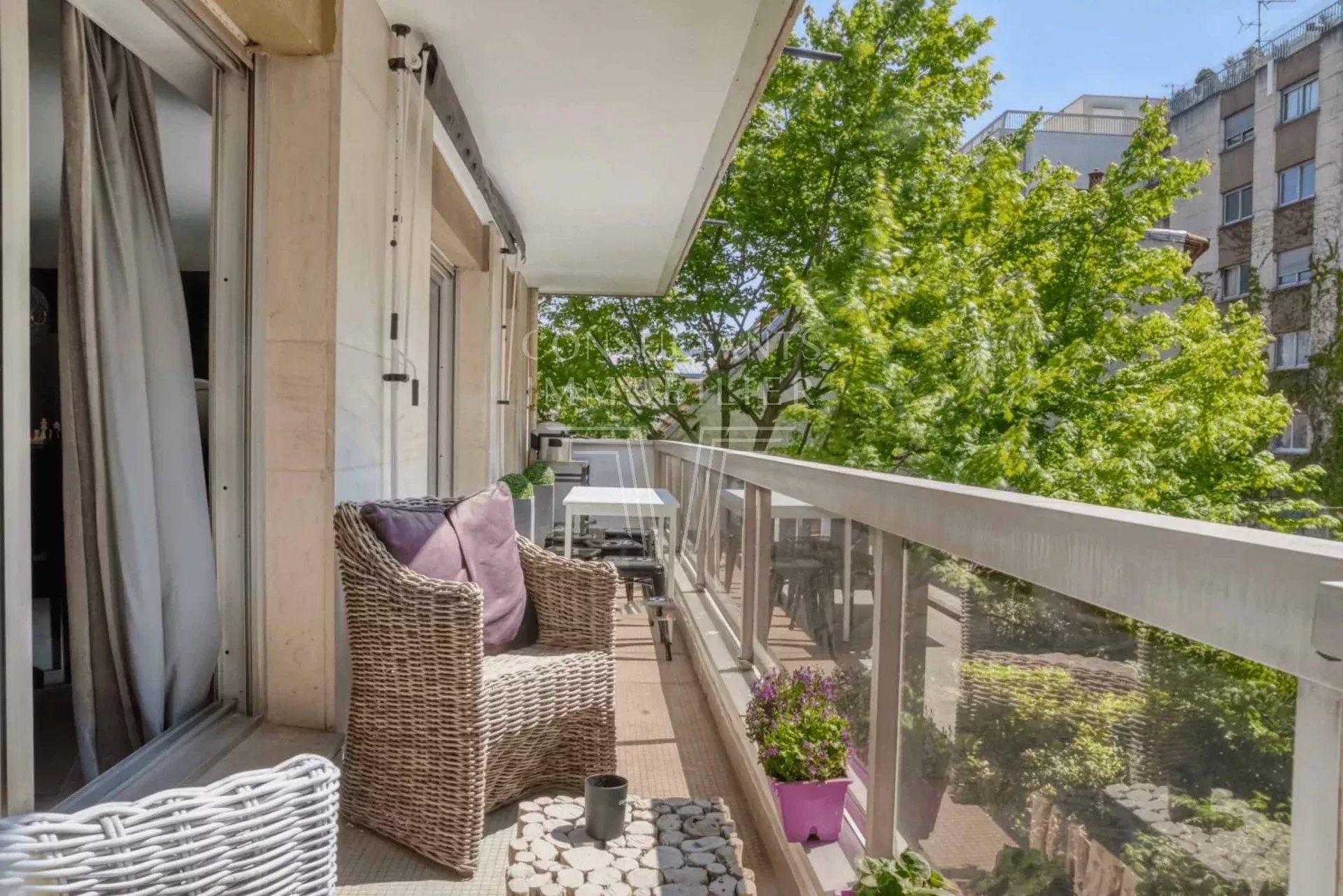 NEUILLY - APPARTEMENT FAMILIAL AVEC LARGE BALCON