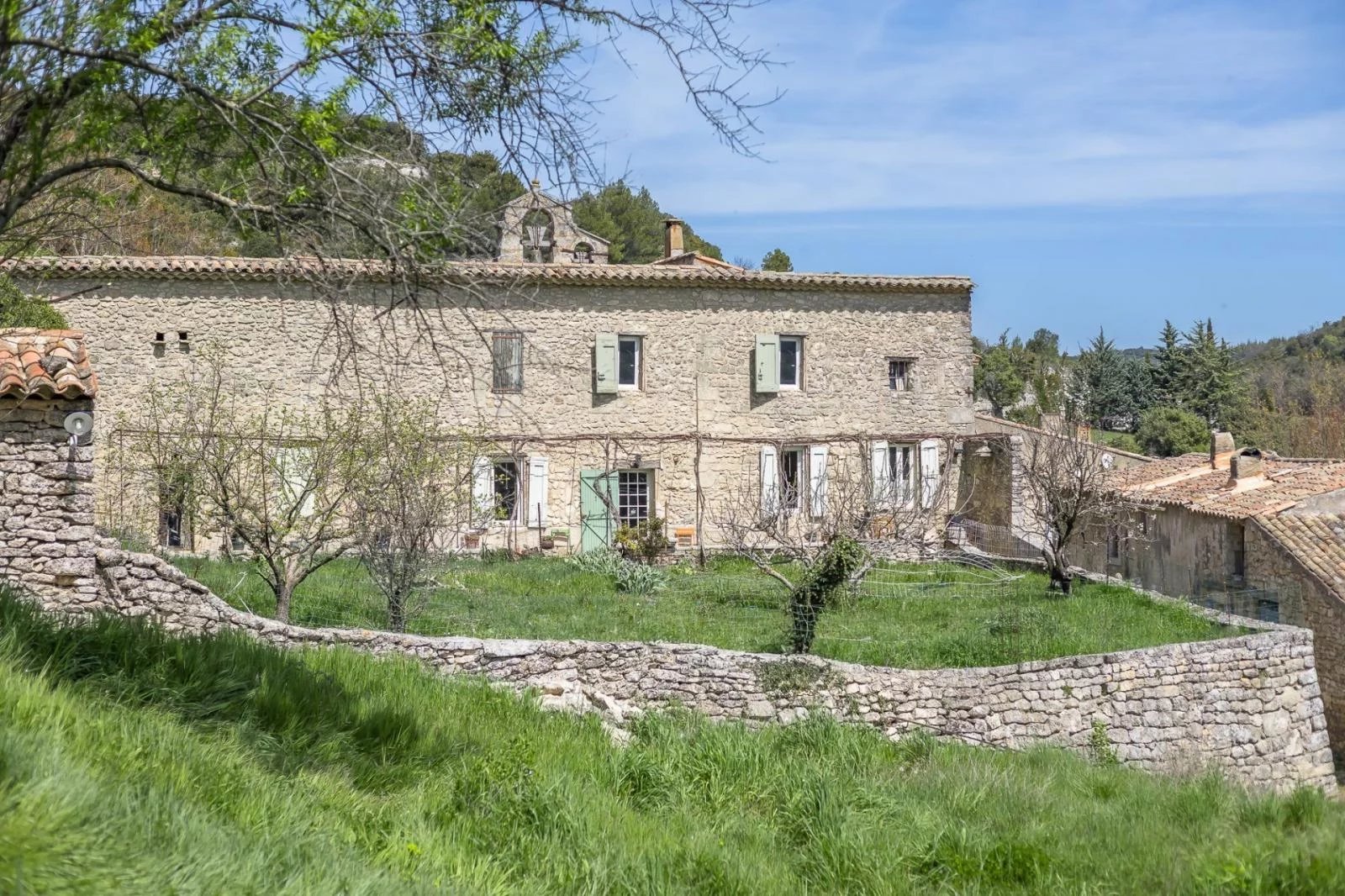 Bastide de charme à rénover dans le village de Buoux