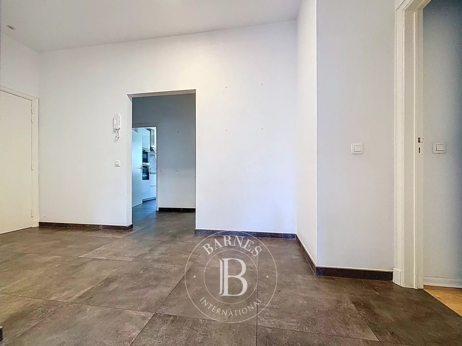 Beautiful 3-bedroom apartment with terrace