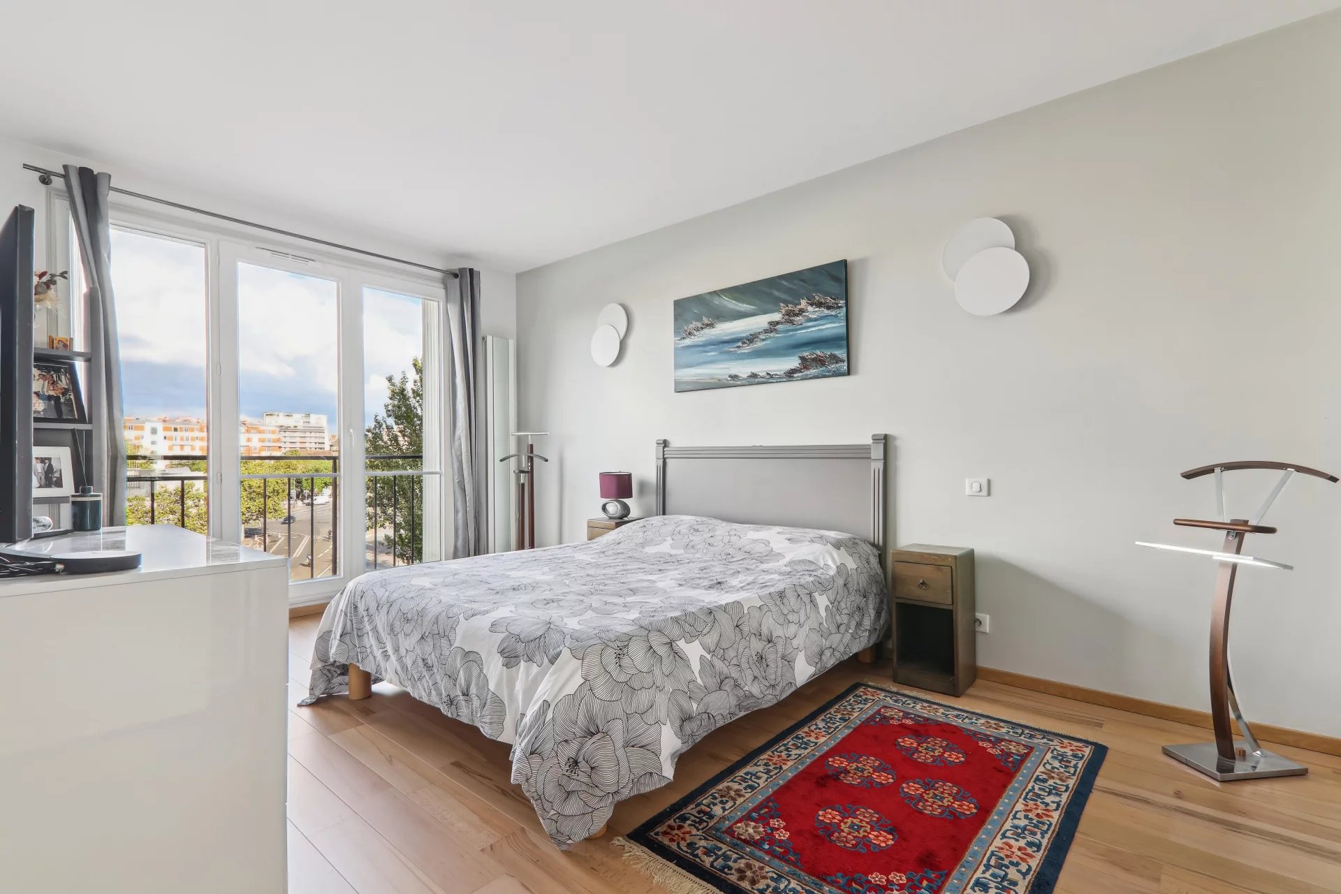 BOULOGNE - PARIS XVIe - Appartement de trois pièces avec balcon.