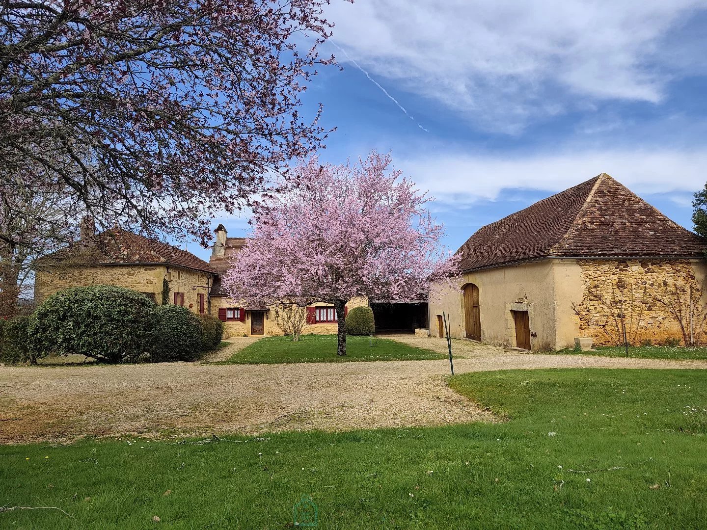 Proche Monpazier, propriété de caractère avec 3 habitations, dépendances et piscine sur 5,3 hectares de terrain