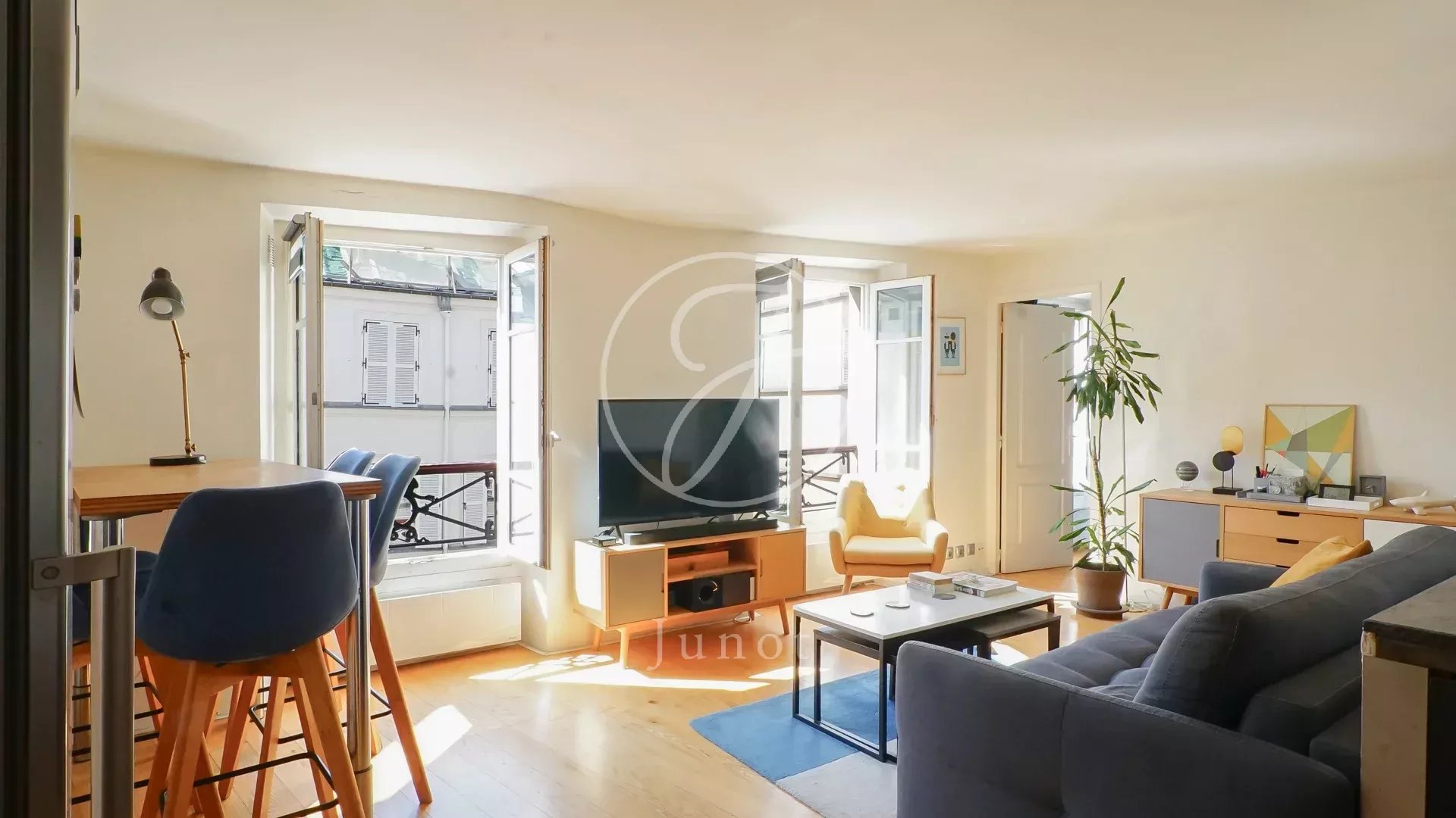 Paris 18e - MARCHÉ LEPIC - Appartement à vendre - 2 pièces - 36,15m² Carrez - 1 chambre - Lumineux.