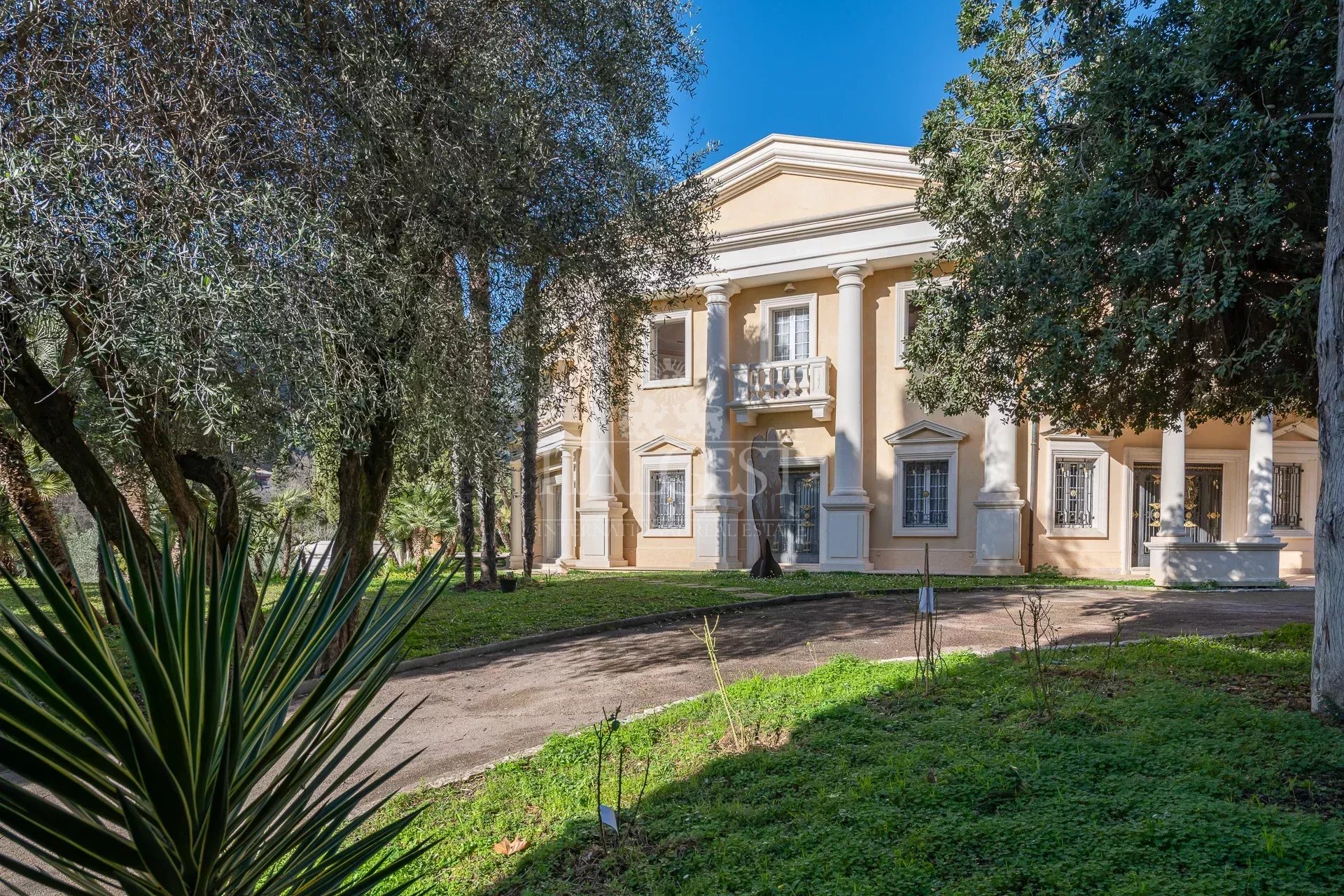 DOMAINE PRIVÉ D’EXCEPTION AUX PORTES DE MONACO - VUE MER!