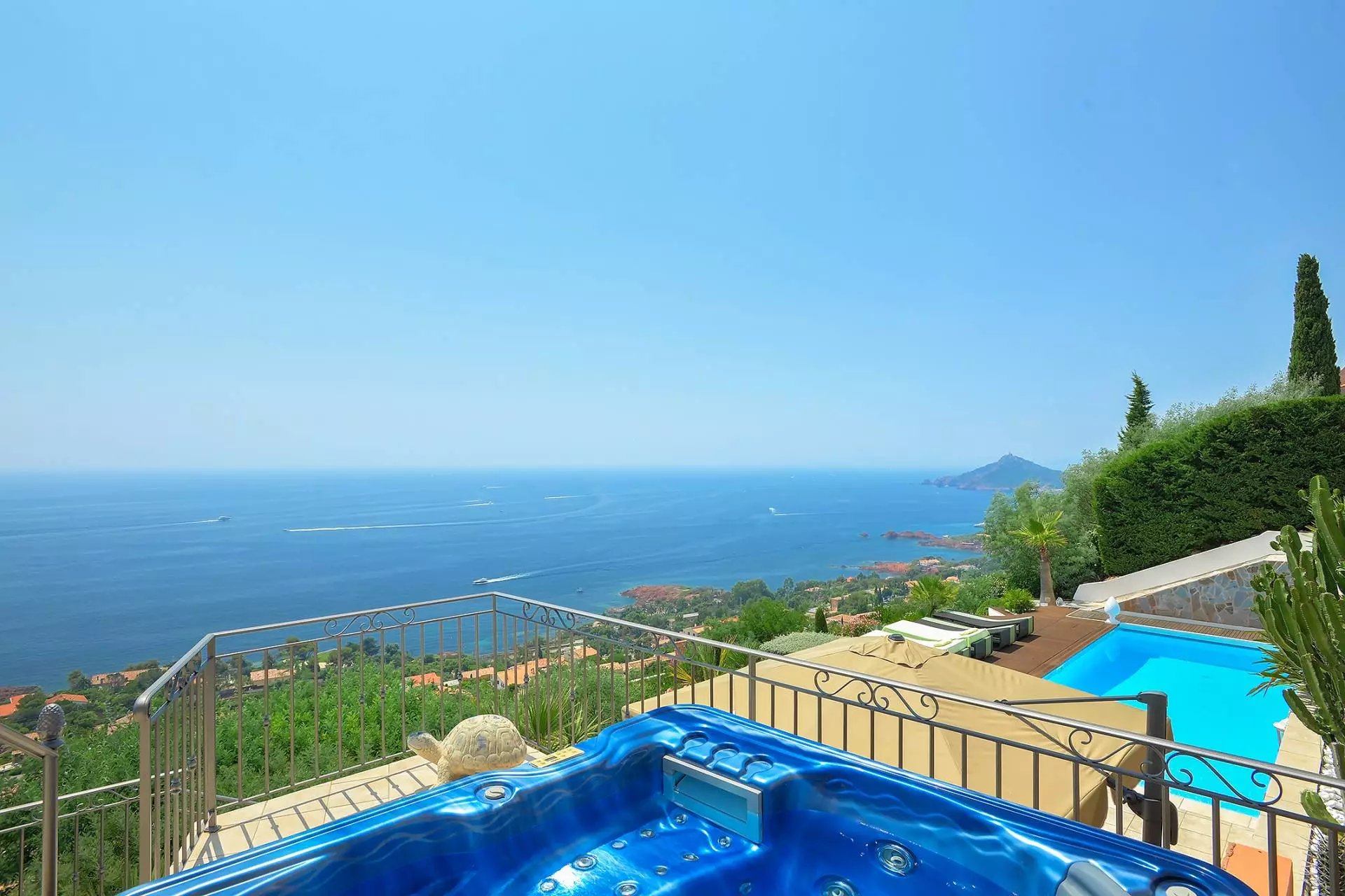 CO-EXCLUSIVITY – SEA VIEW VILLA BETWEEN SAINT-RAPHAËL AND CANNES