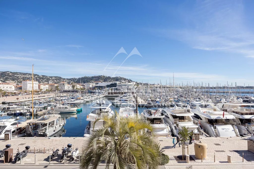 Apartment for sale in Cannes — Cannes Old Port – 3-room apartment – Sea view