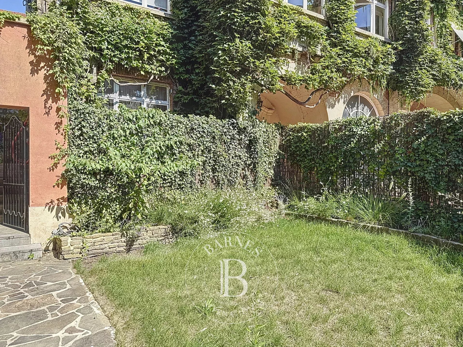 Facing the Abbey of La Cambre – Exceptional Townhouse with Renovation Project