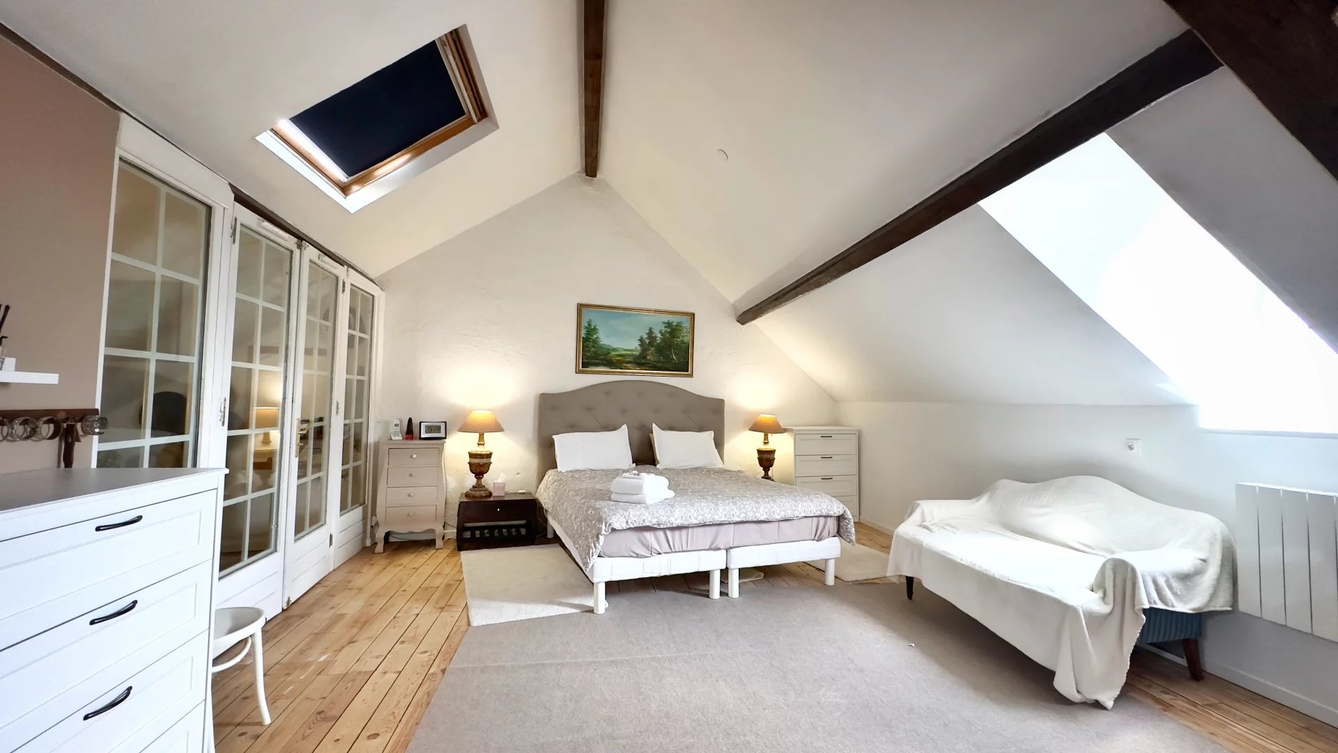 Spacieuse maison de village rénovée avec une grande grange et un généreux jardin intérieur