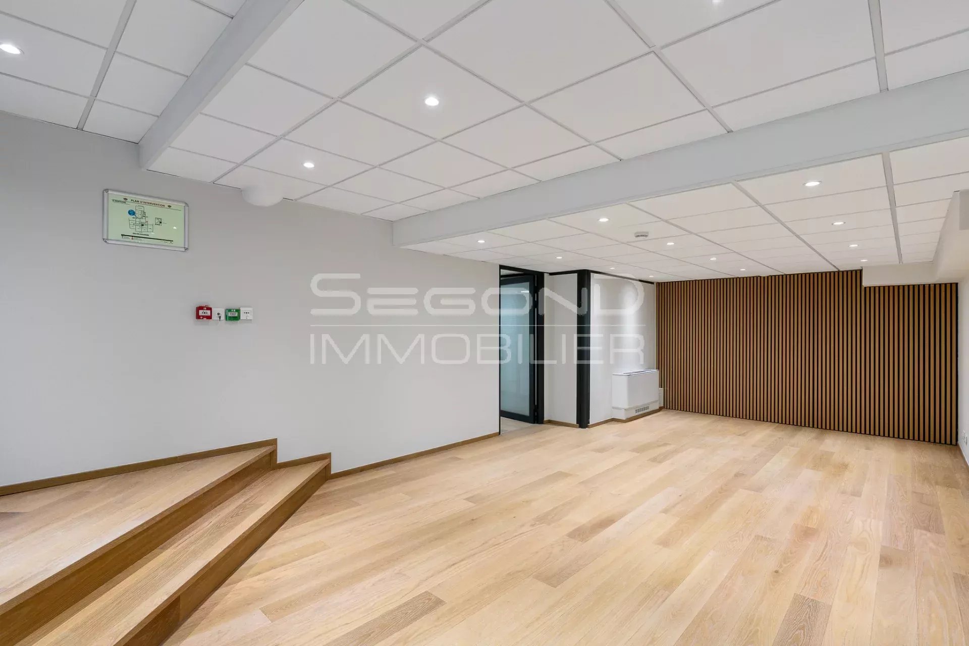 Location Bureau rénové Carré d'Or dans immeuble de standing avec accès indépendant