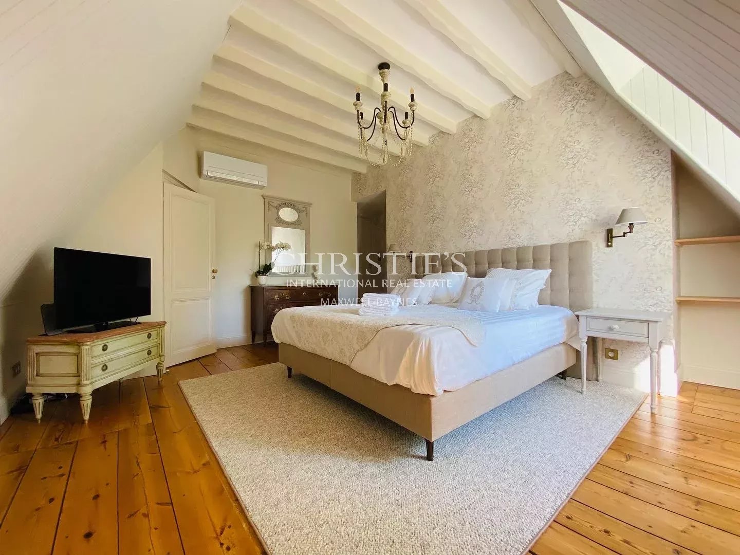 6 Bedroom Chateau's Image 10