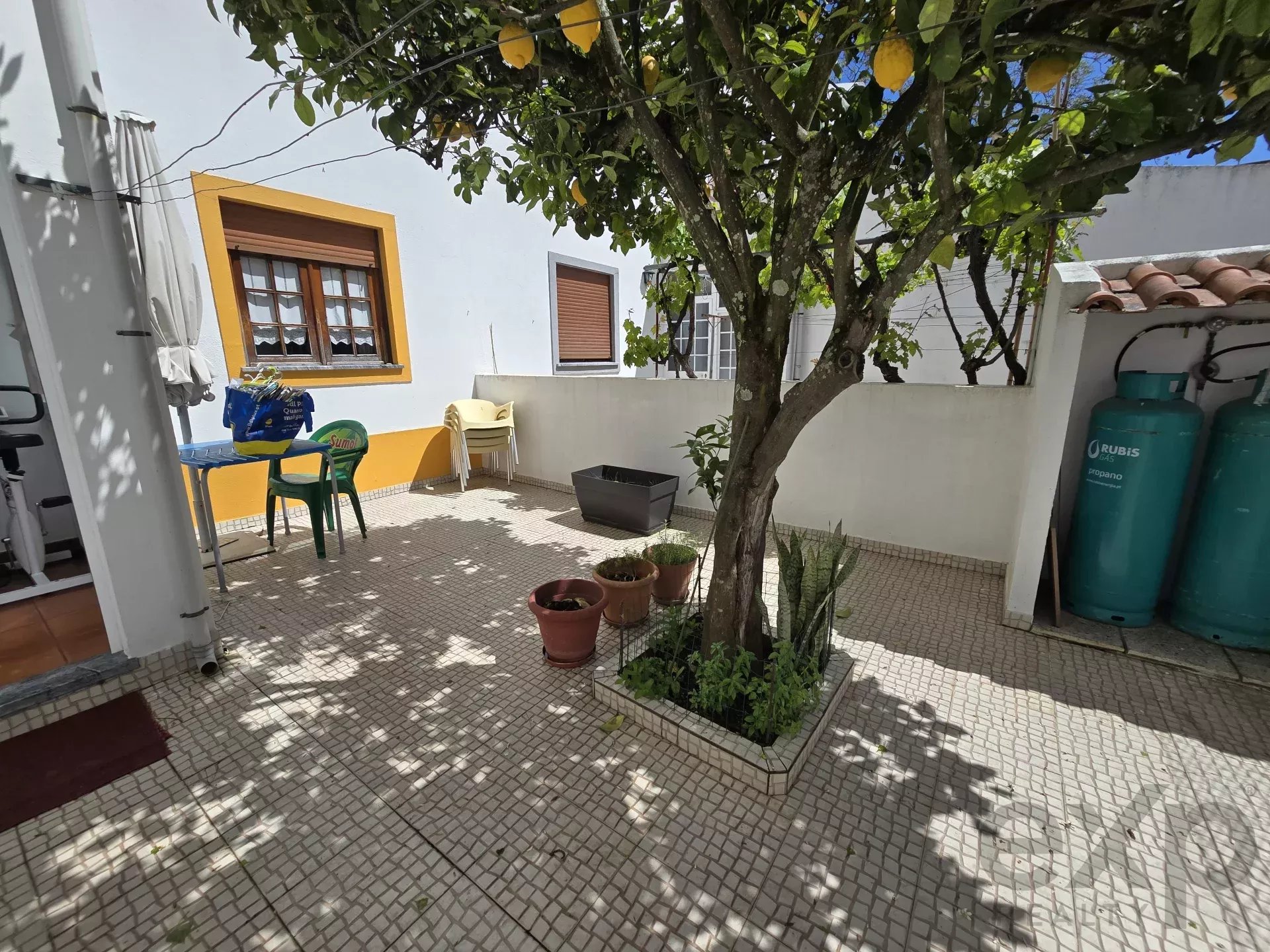 Charming 4 bedroom villa with large attic, private garden and excellent sun exposure - Beja