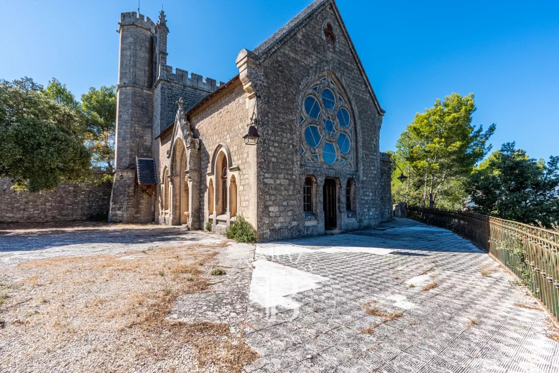COUNTRY OF AIX EN PROVENCE - GATES DU LUBERON - CASTLE AND MAS 18th CENTURY - 6 ROOMS - ANNEXES - FOREST ESTATE 70 HA - PANORAMIC VIEW - picture 16