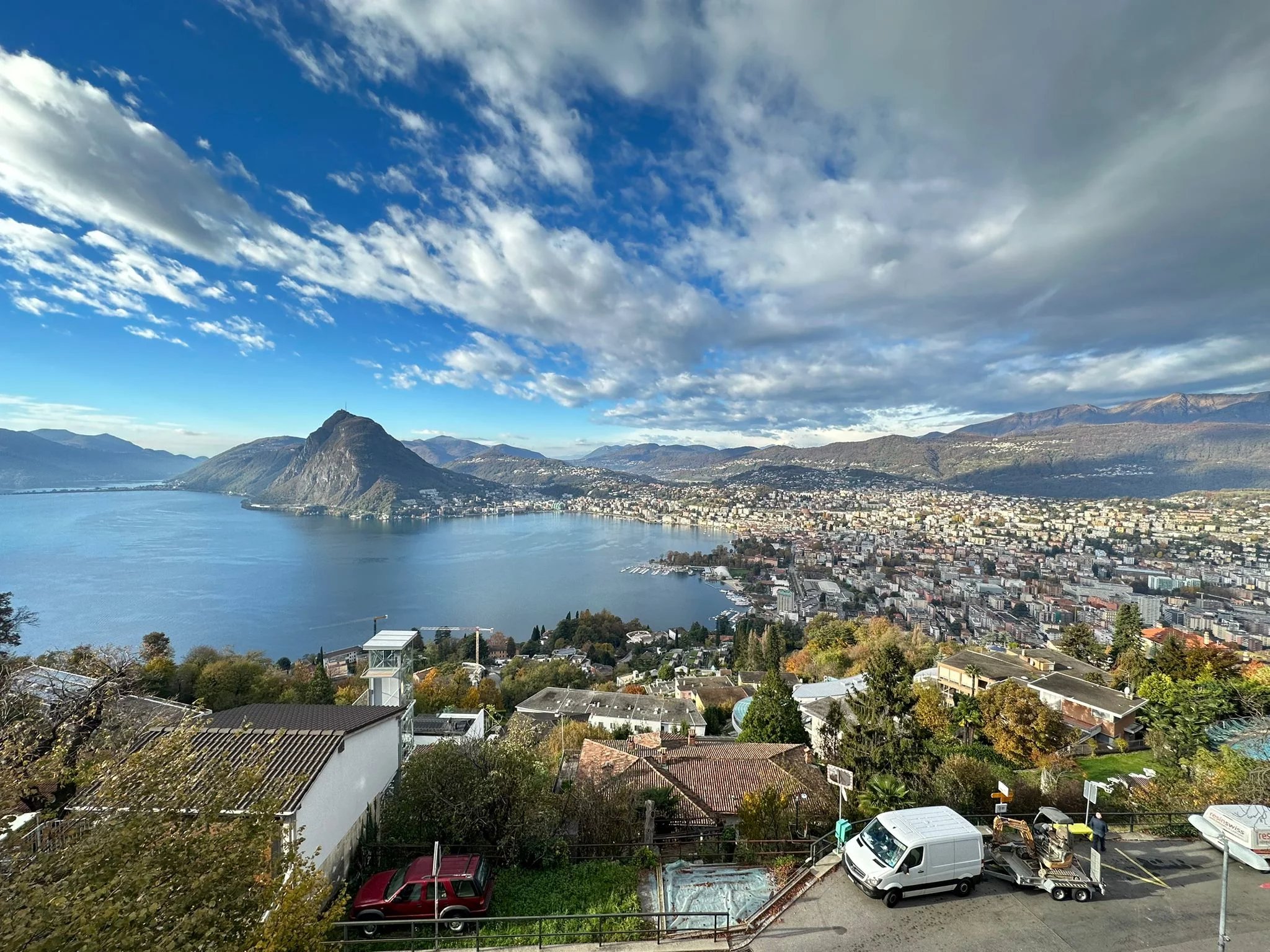 Sophisticated Lakeview Villa - Modern Elegance Redefined