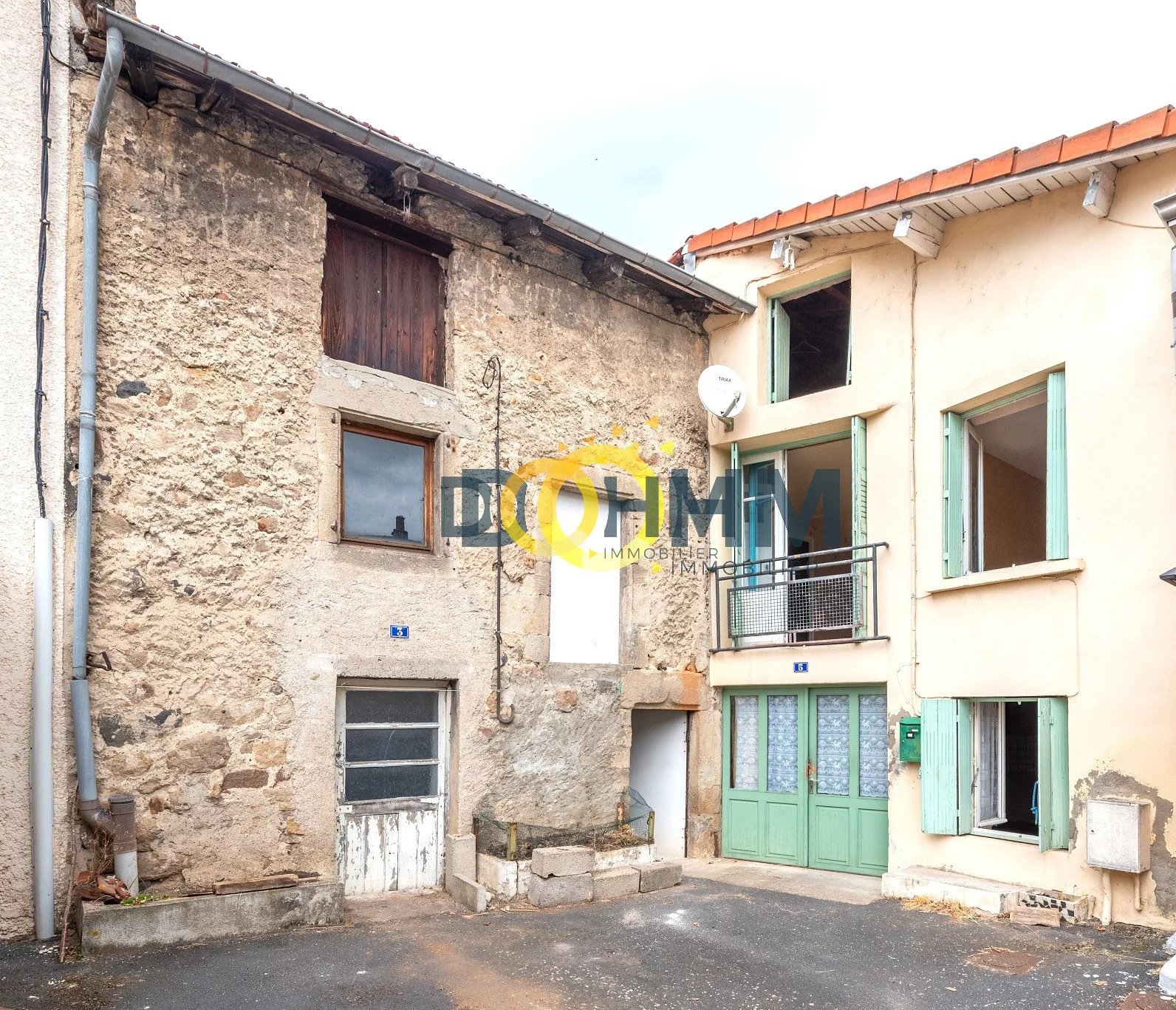 ENSEMBLE IMMOBILIER AVEC COUR A RENOVER