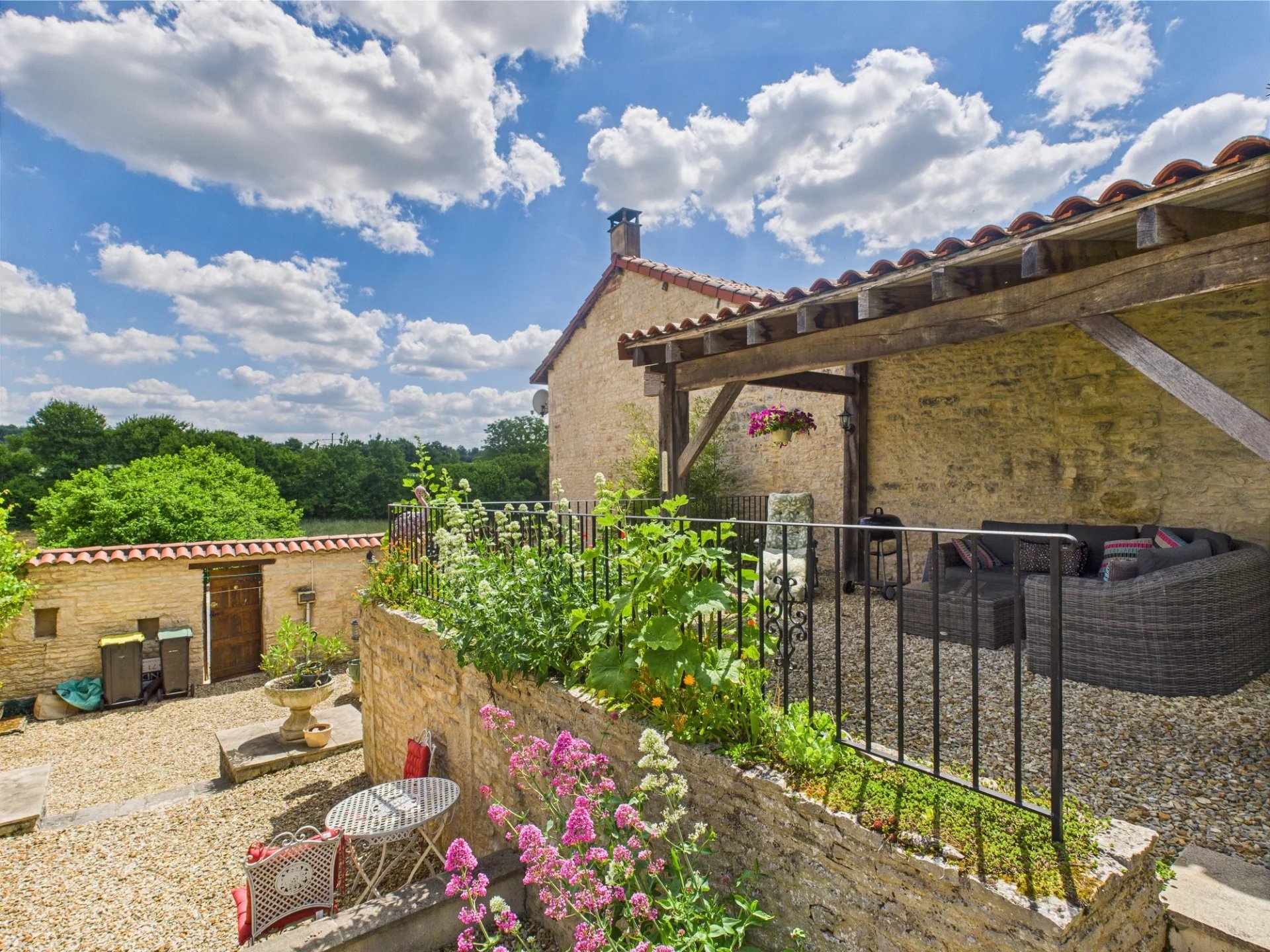 House in Nanteuil-en-Vallee - Image 5