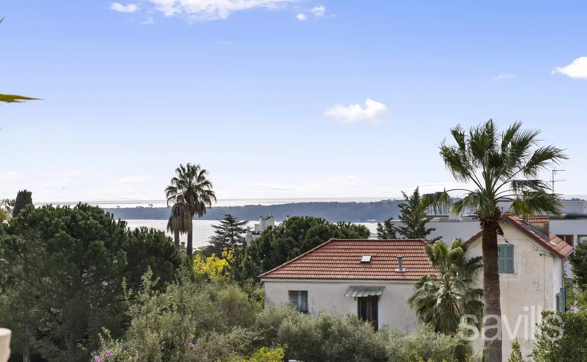 Bright and elegant apartment with sea views.