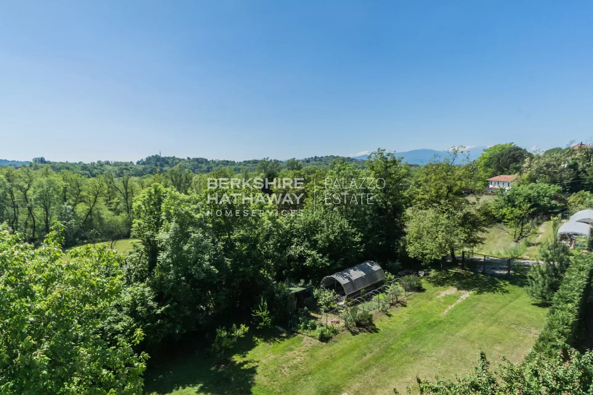 Villa bifamiliare con giardino a Biandronno, a pochi passi dal Lago di Varese