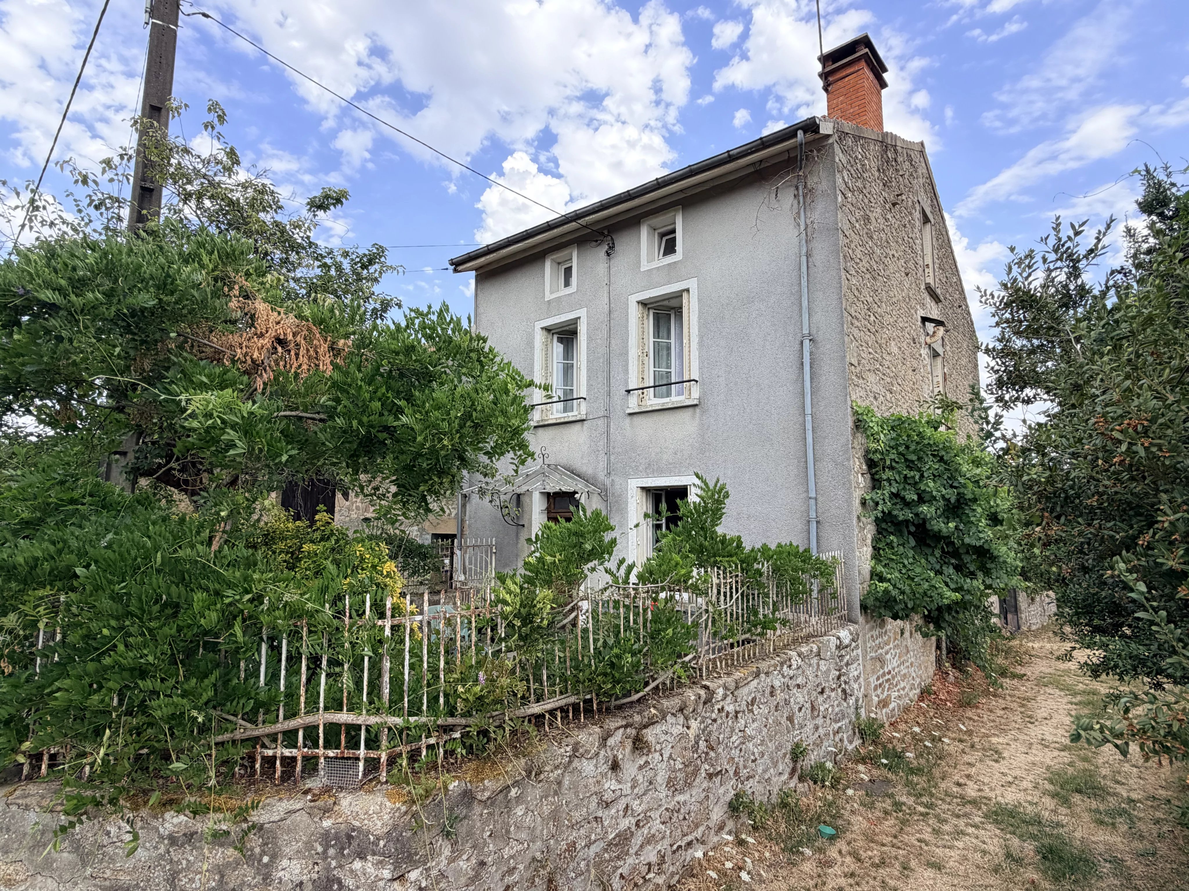Spacious hamlet house with flexible accommodation, great outside space and barns