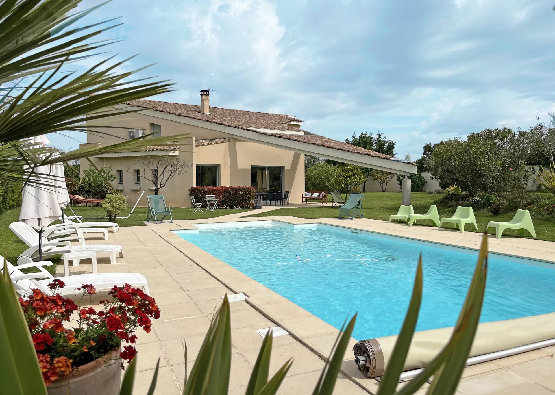 Villa architecturale d'exception avec vue sur le Mont-Ventoux, à proximité de L'Isle-sur-la-Sorgue