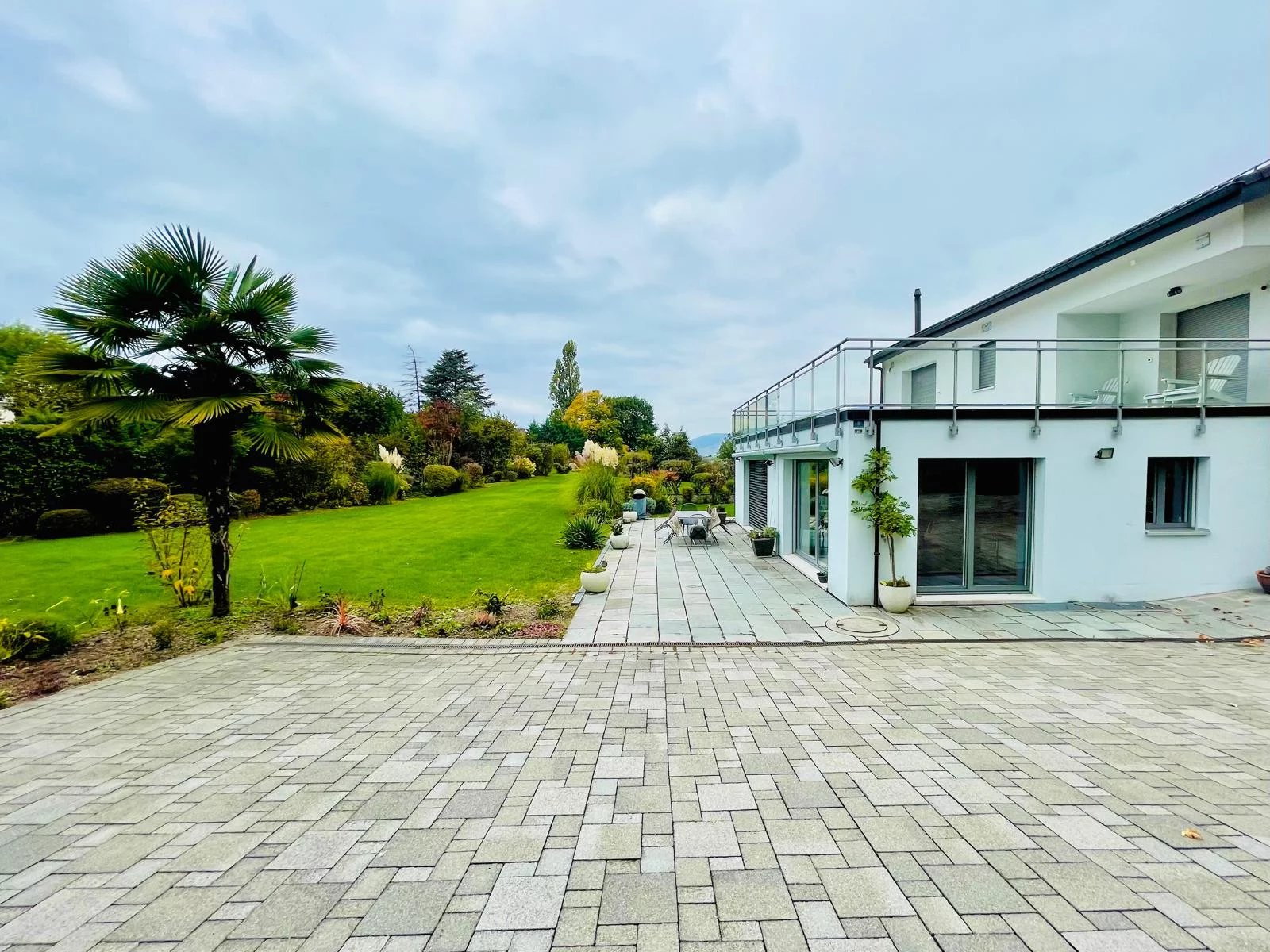 Villa individuelle contemporaine sur belle et grande parcelle