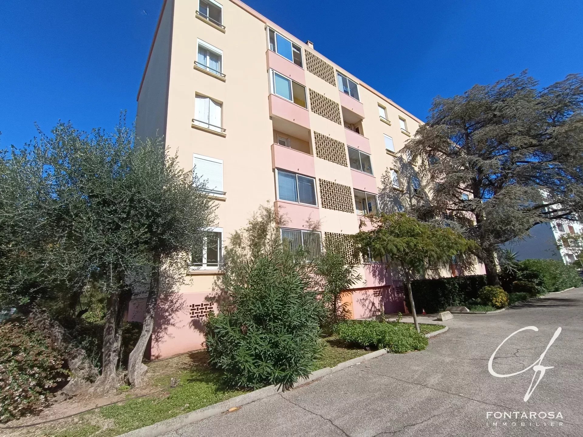 THREE-ROOM APARTMENT FREJUS, PARKING AND CELLAR