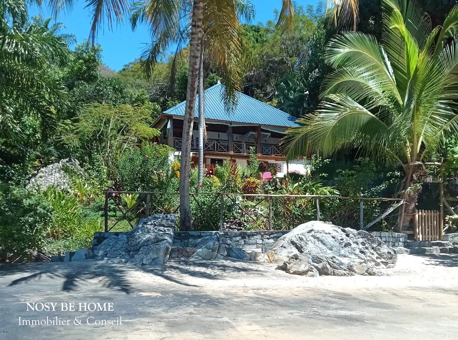 Jolie villa sur plage sur l'île de Nosy Komba