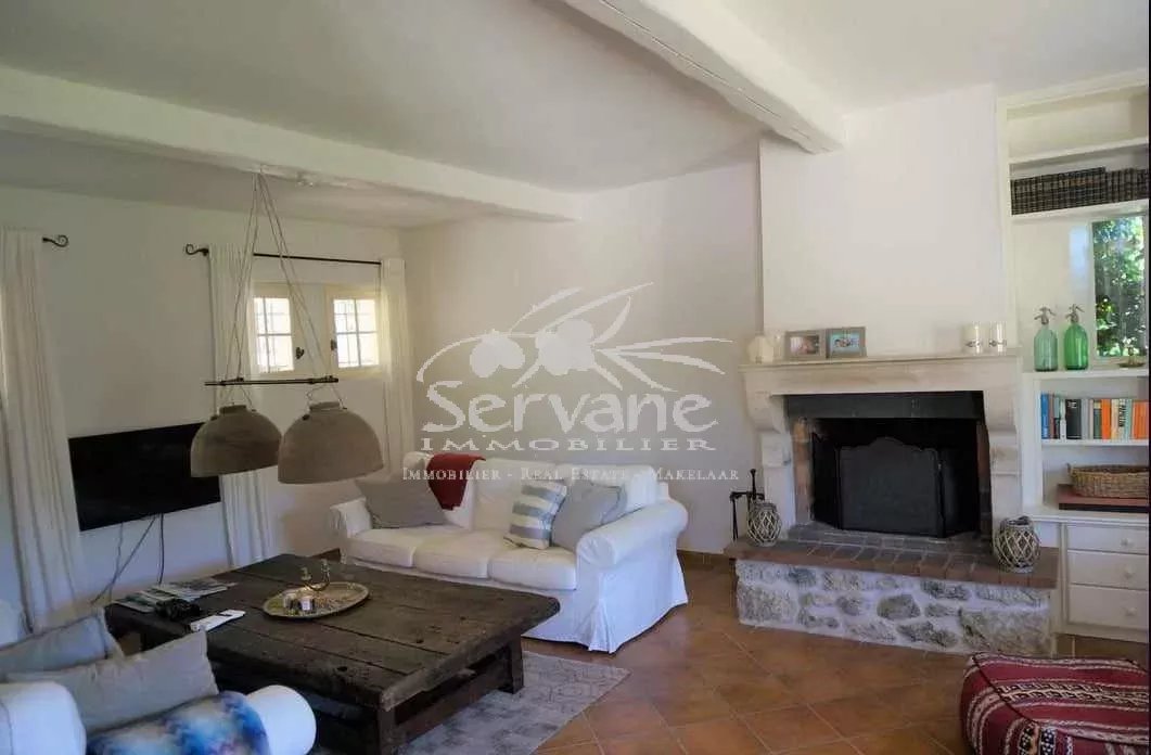 PROVENCAL MAS IN LORGUES SETS ON 4000 M²