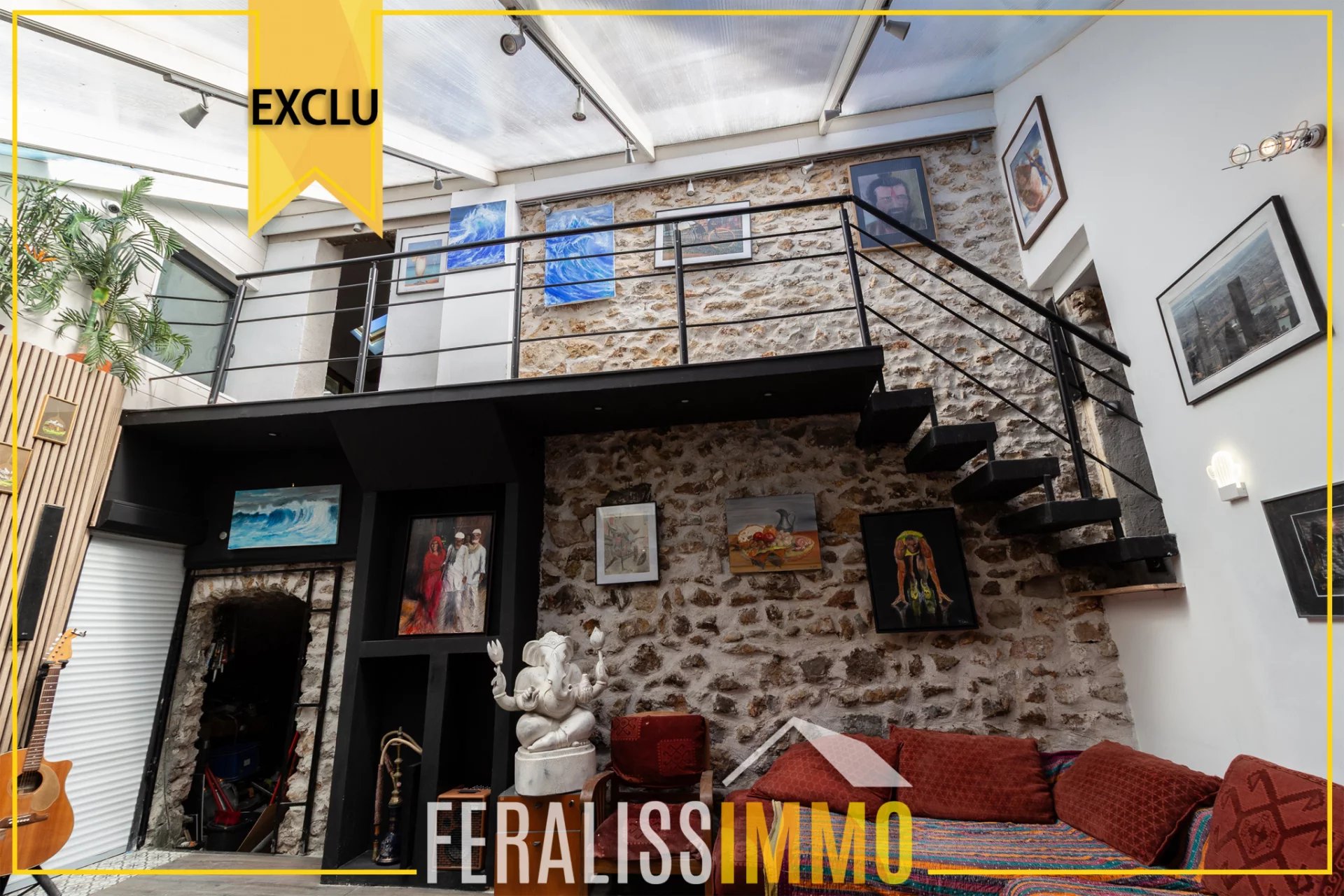 Coup de coeur assuré pour cette atypique maison de ville avec