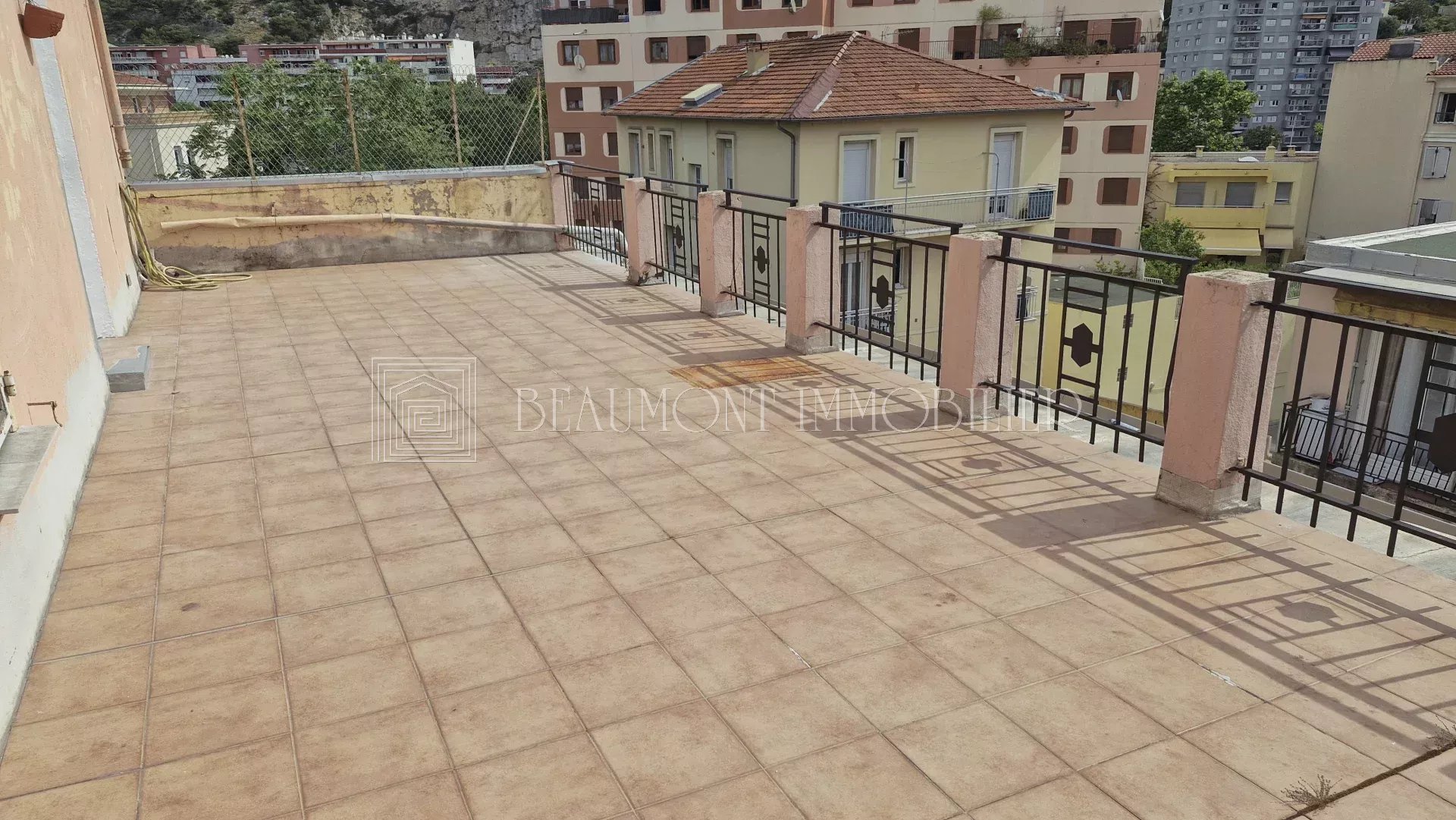 2P DERNIER ETAGE TERRASSE 40M²