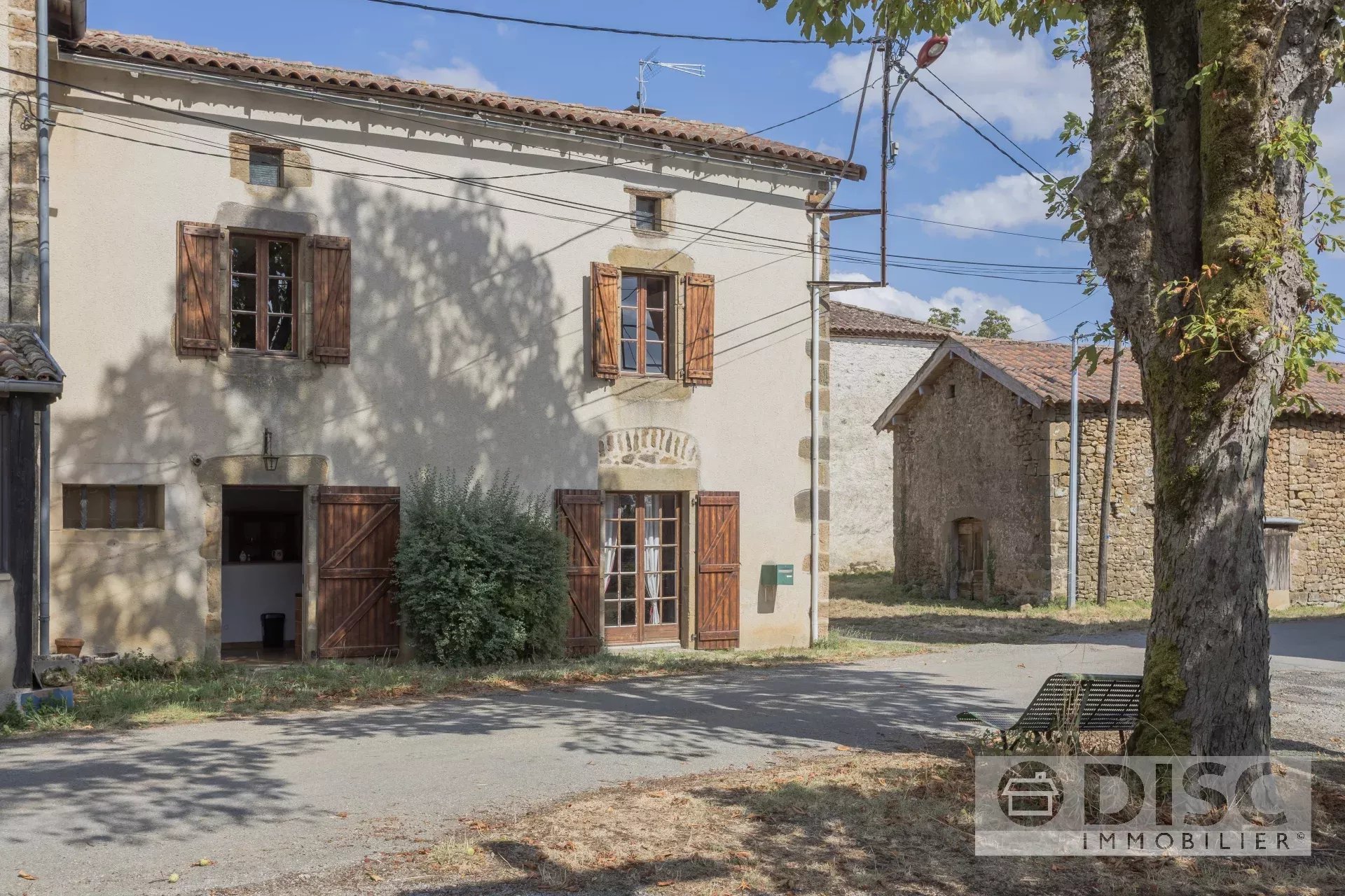 Belle maison de village avec jardinet et terrasse couverte.