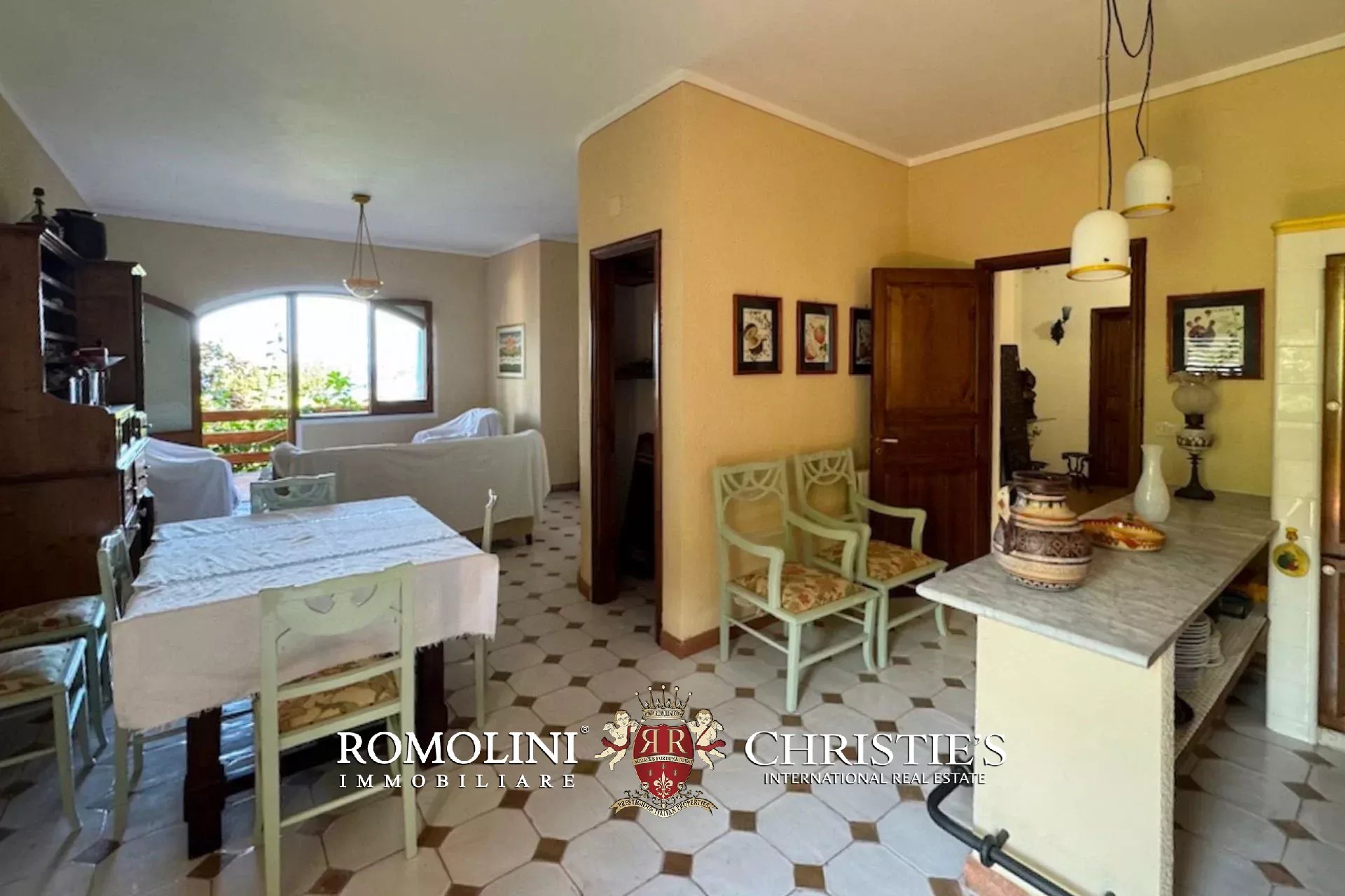 6 Bedroom Villa/Townhouse's Image 11