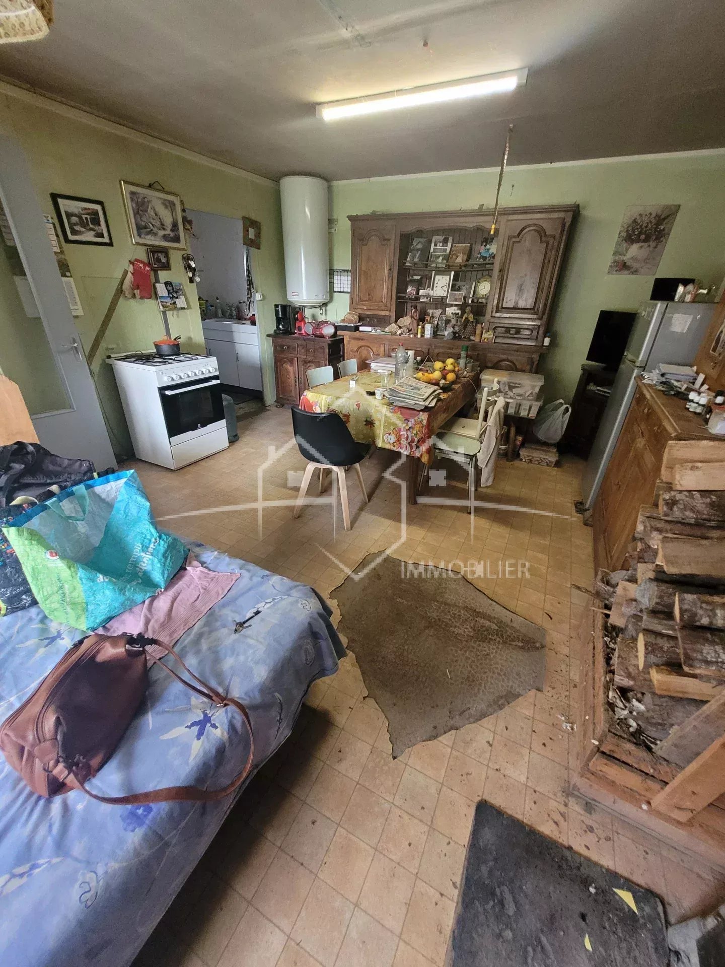 ANNEYRON, maison 2 pièces à rénover avec dépendances