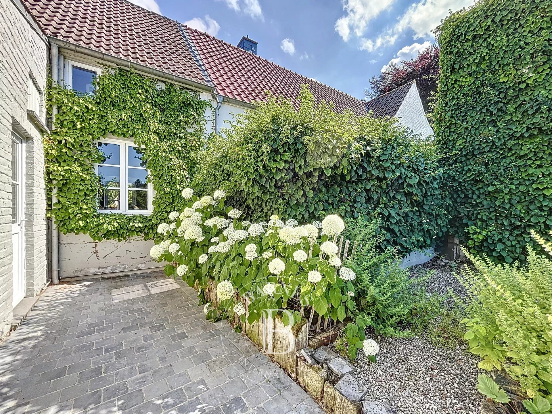 Élégante maison cottage avec piscine sur terrain de 34 ares